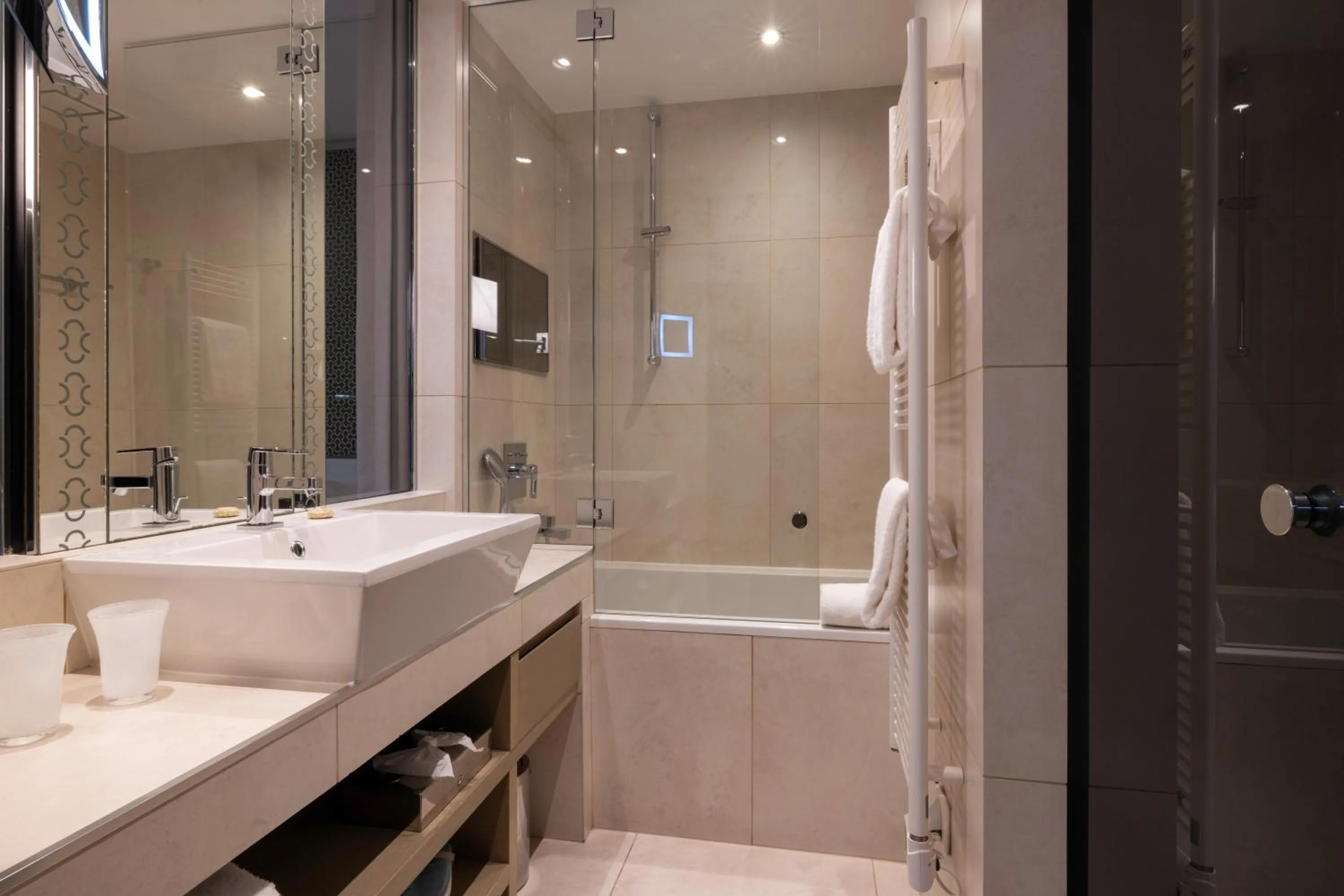 Shower in Hôtel Etoile Maillot