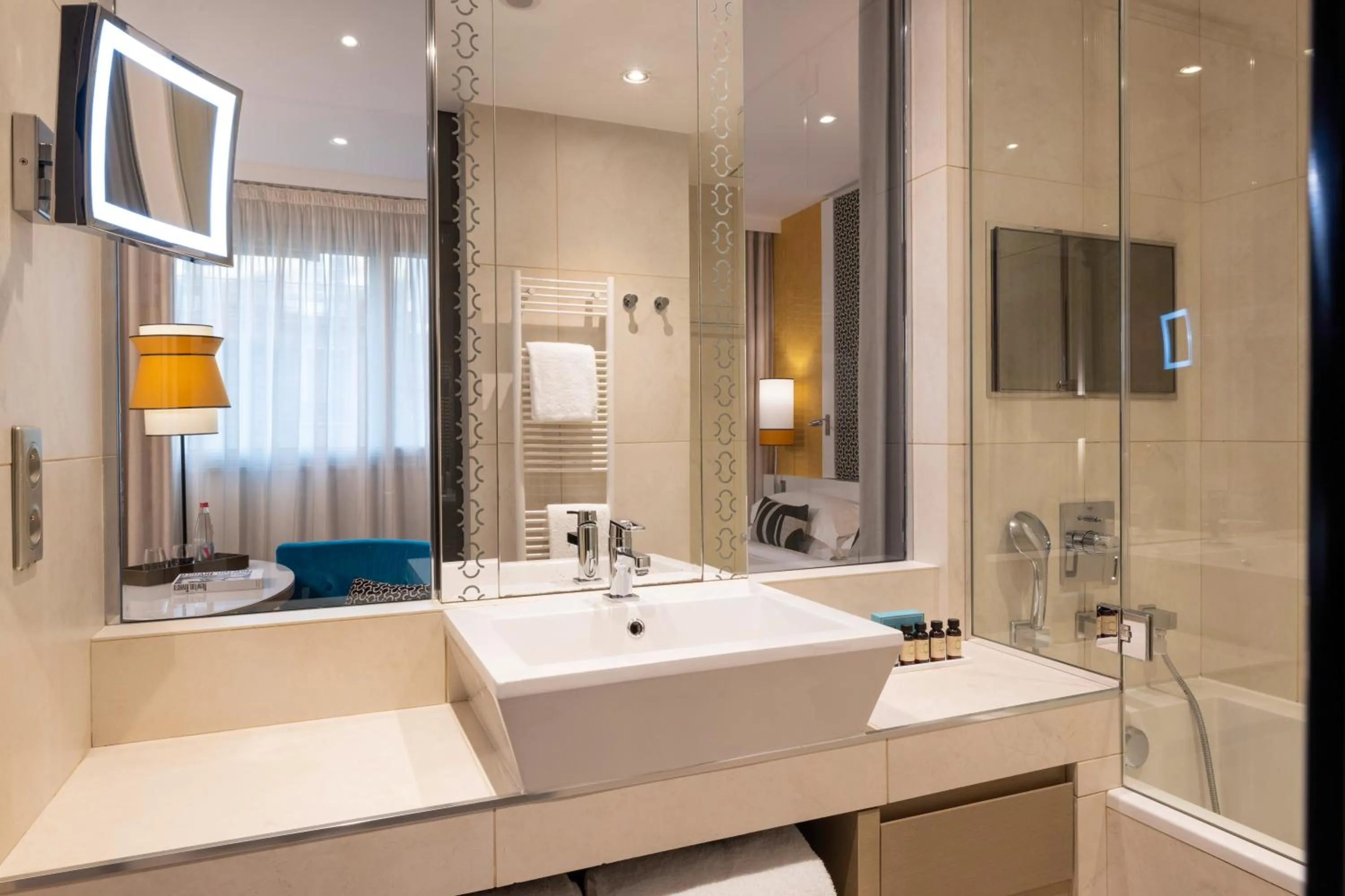 Shower in Hôtel Etoile Maillot