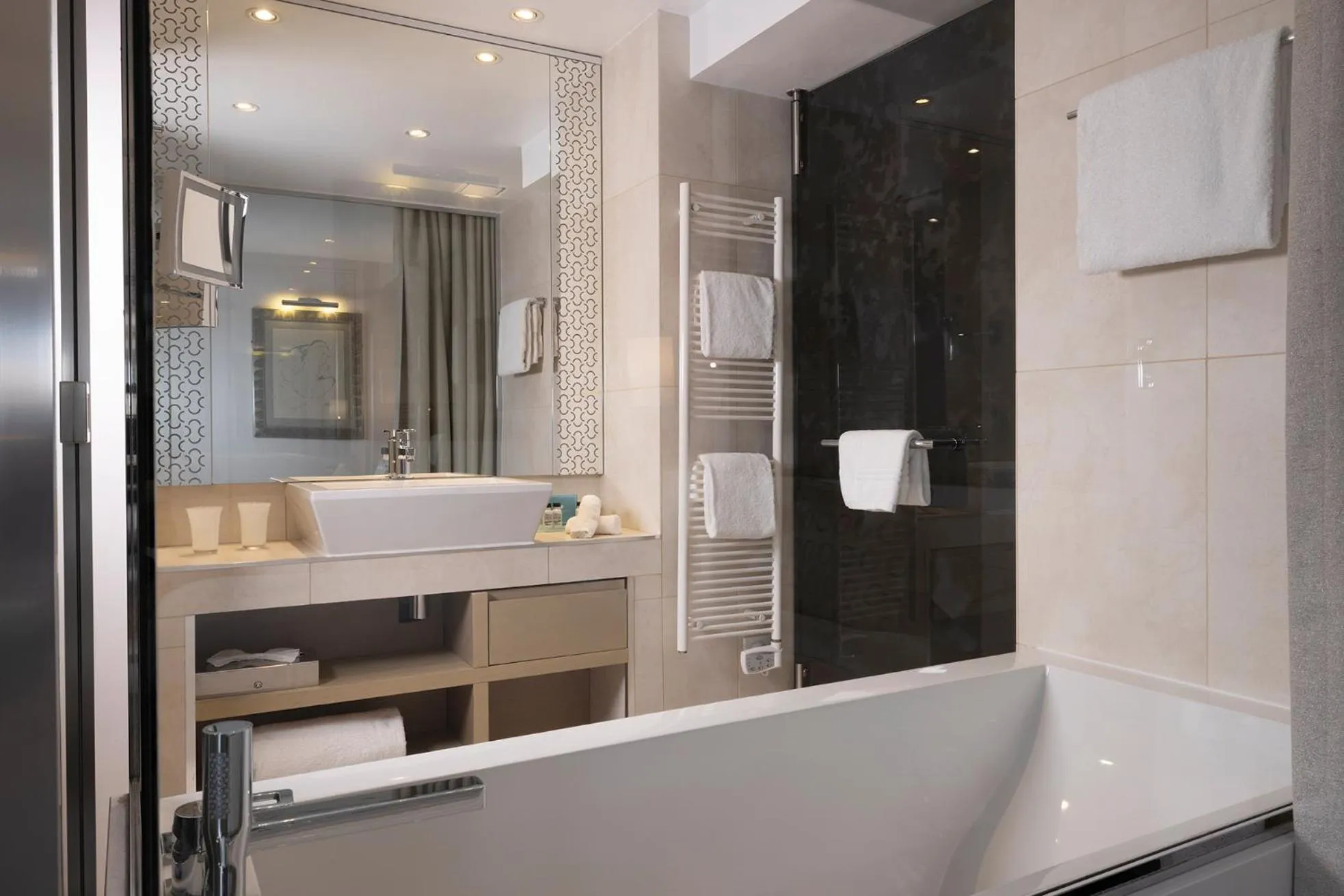 Shower in Hôtel Etoile Maillot