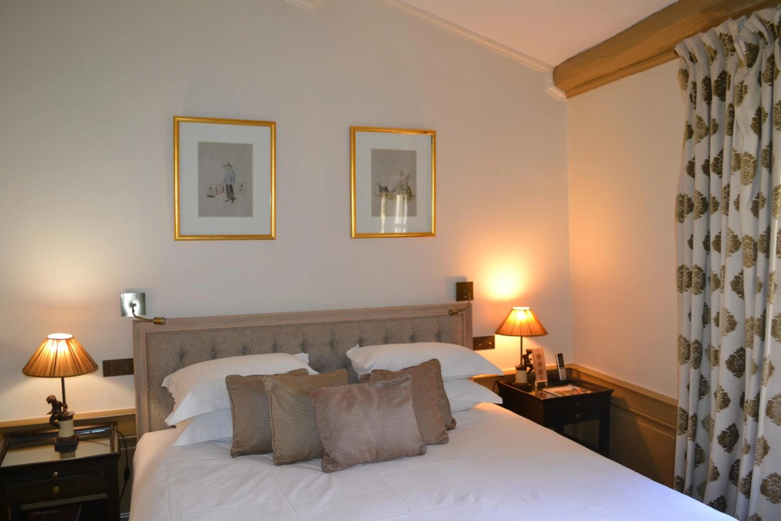 Bed in Hotel Le Saint Paul