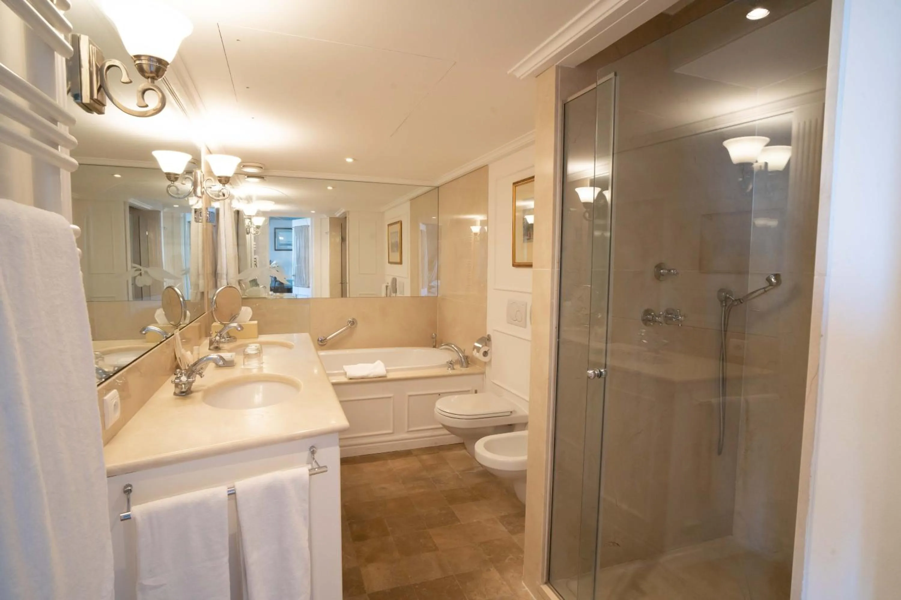 Shower in Hotel Le Saint Paul