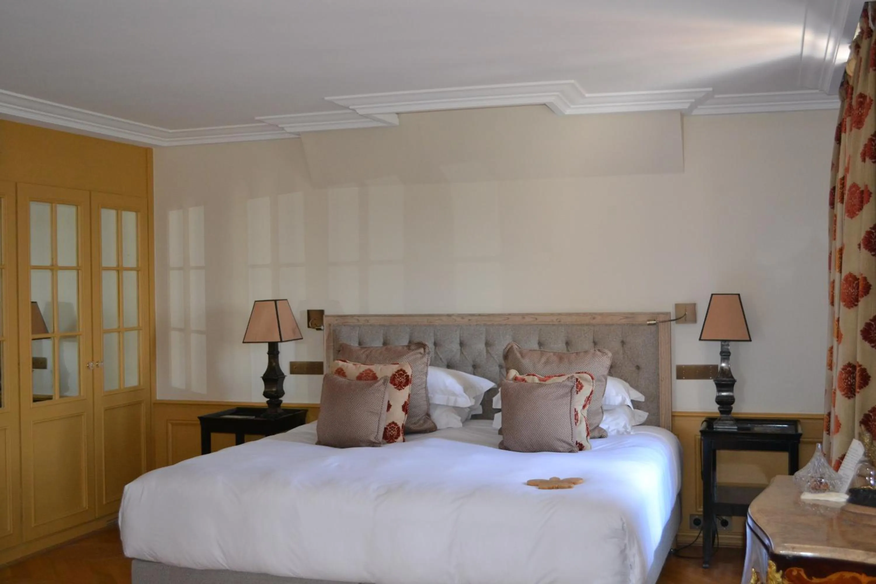 Bed in Hotel Le Saint Paul