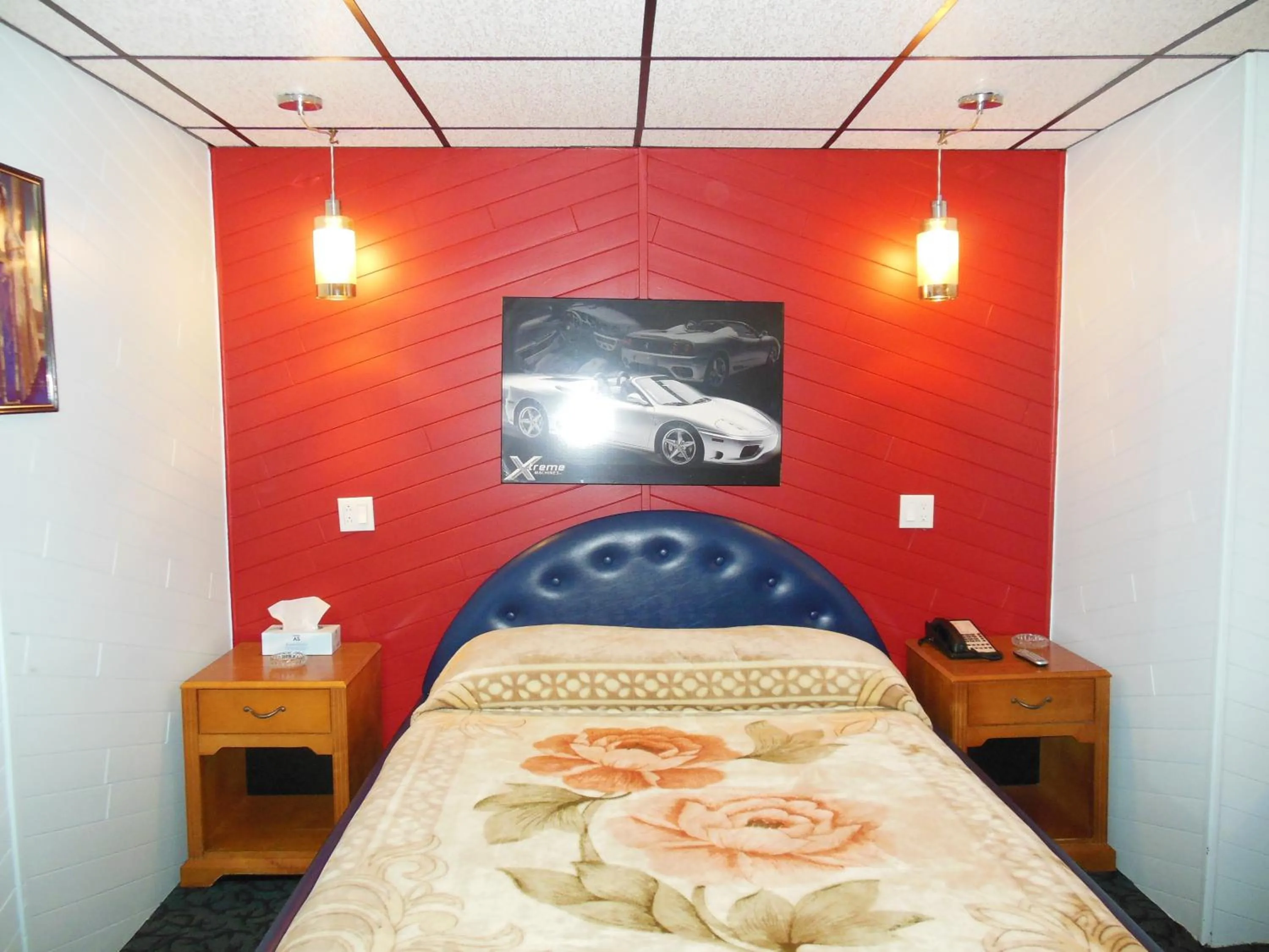 Bedroom, Bed in Motor Court Motel