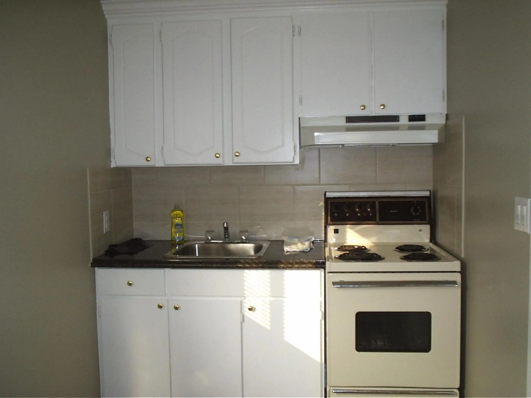 Kitchen or kitchenette in Motor Court Motel
