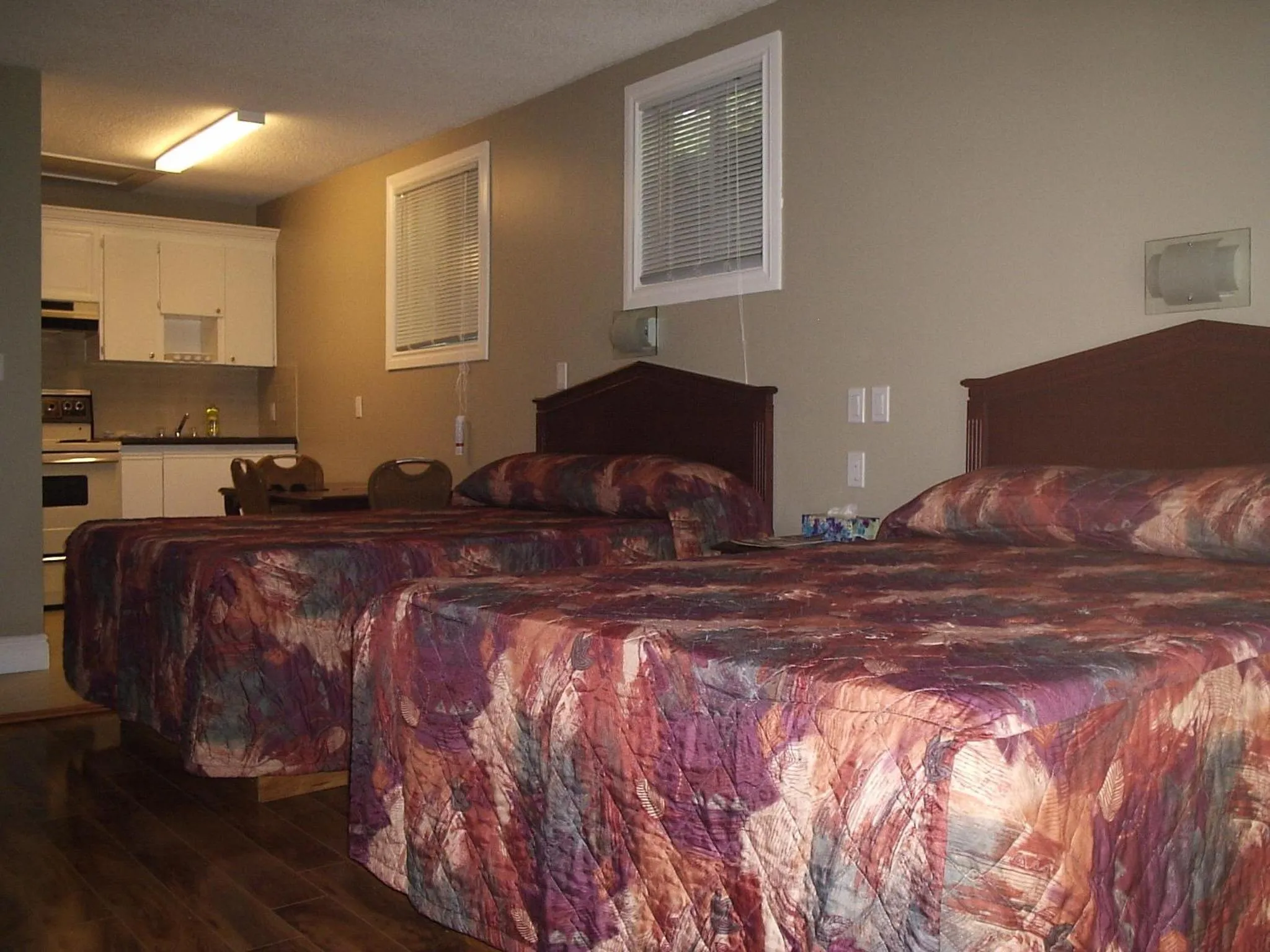 Photo of the whole room, Bed in Motor Court Motel