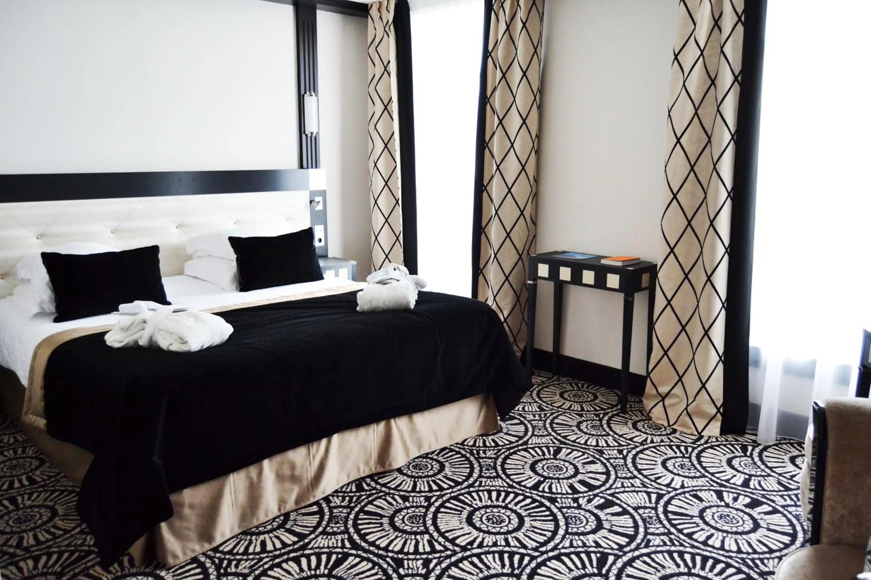 Bedroom, Bed in Jehan De Beauce - Les Collectionneurs