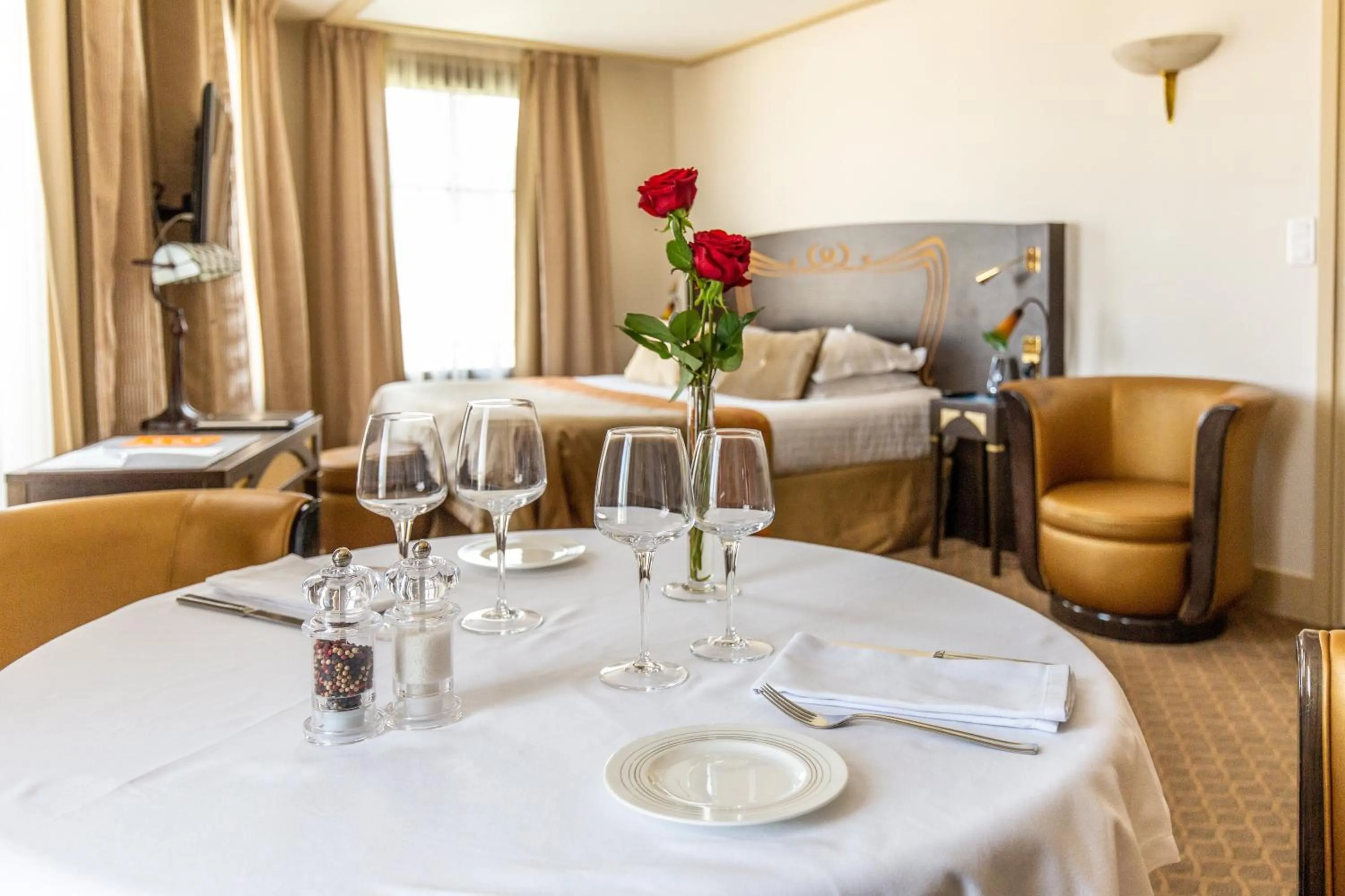 Decorative detail, Bed in Jehan De Beauce - Les Collectionneurs