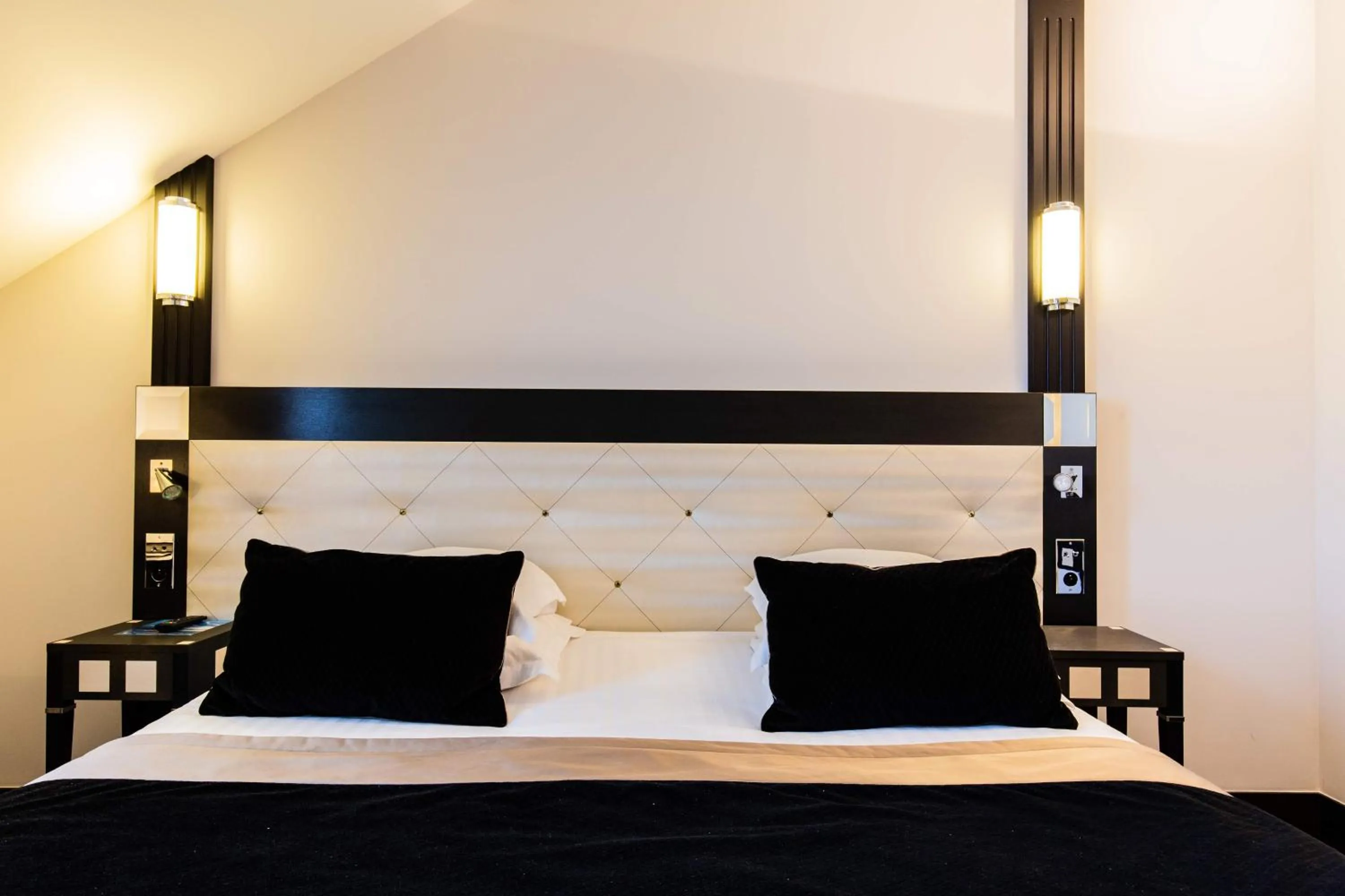 Bedroom, Bed in Jehan De Beauce - Les Collectionneurs