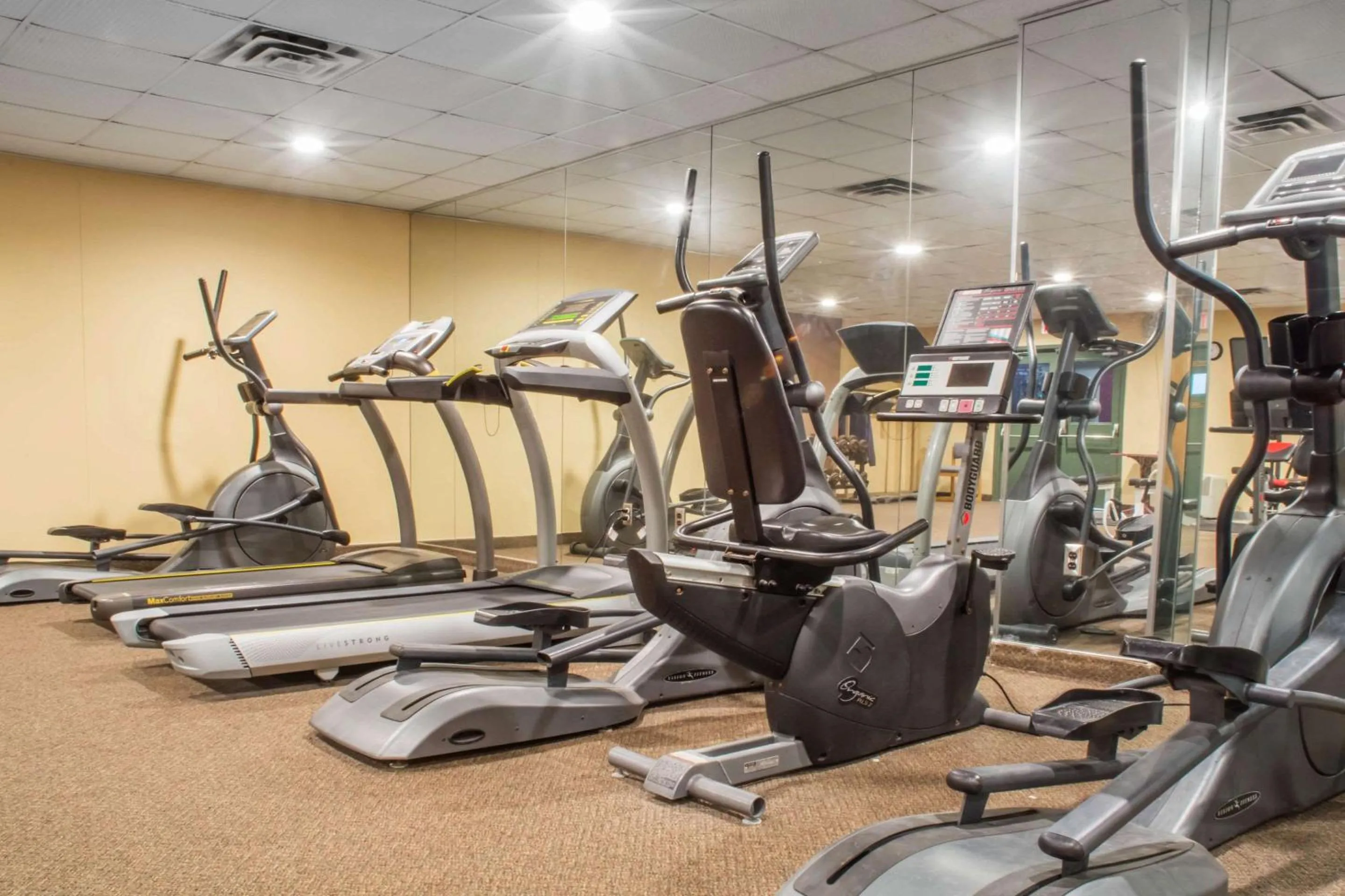 Fitness centre/facilities in Quality Inn