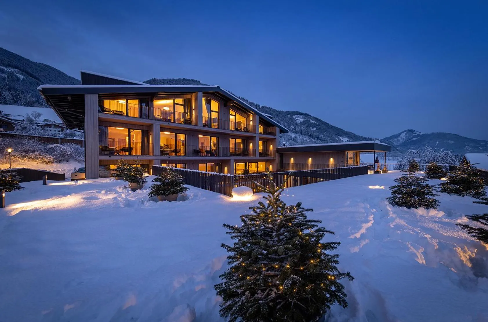 Property building in Emma Deluxe Aparthotel aircondition in summer & ganzjährig beheizter Außenpool direkt beim Skibus