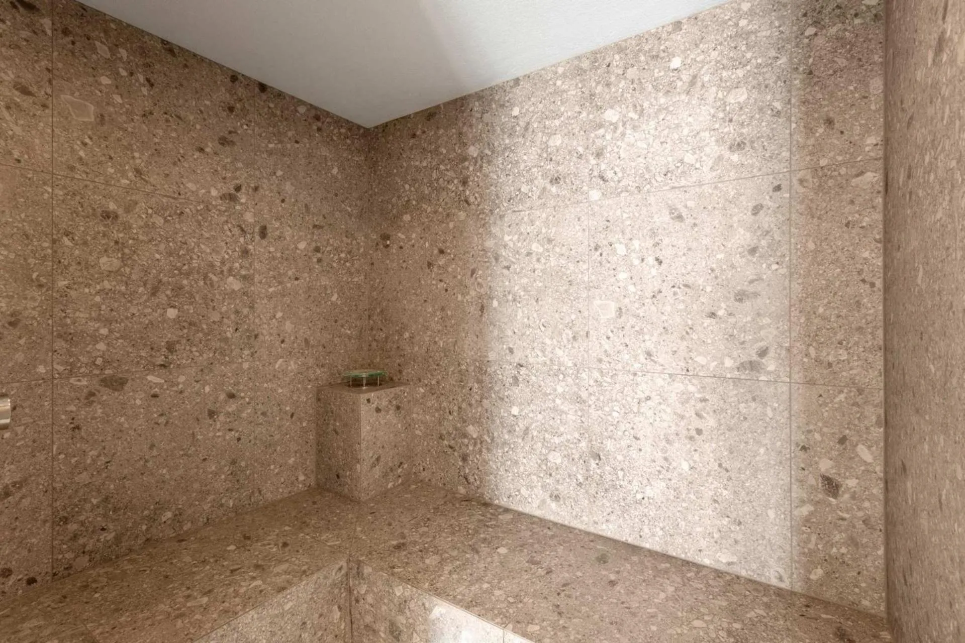 Sauna in Emma Deluxe Aparthotel aircondition in summer & ganzjährig beheizter Außenpool direkt beim Skibus