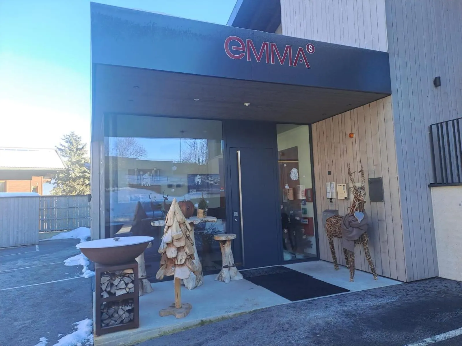 Property building in Emma Deluxe Aparthotel direkt beim Skibus