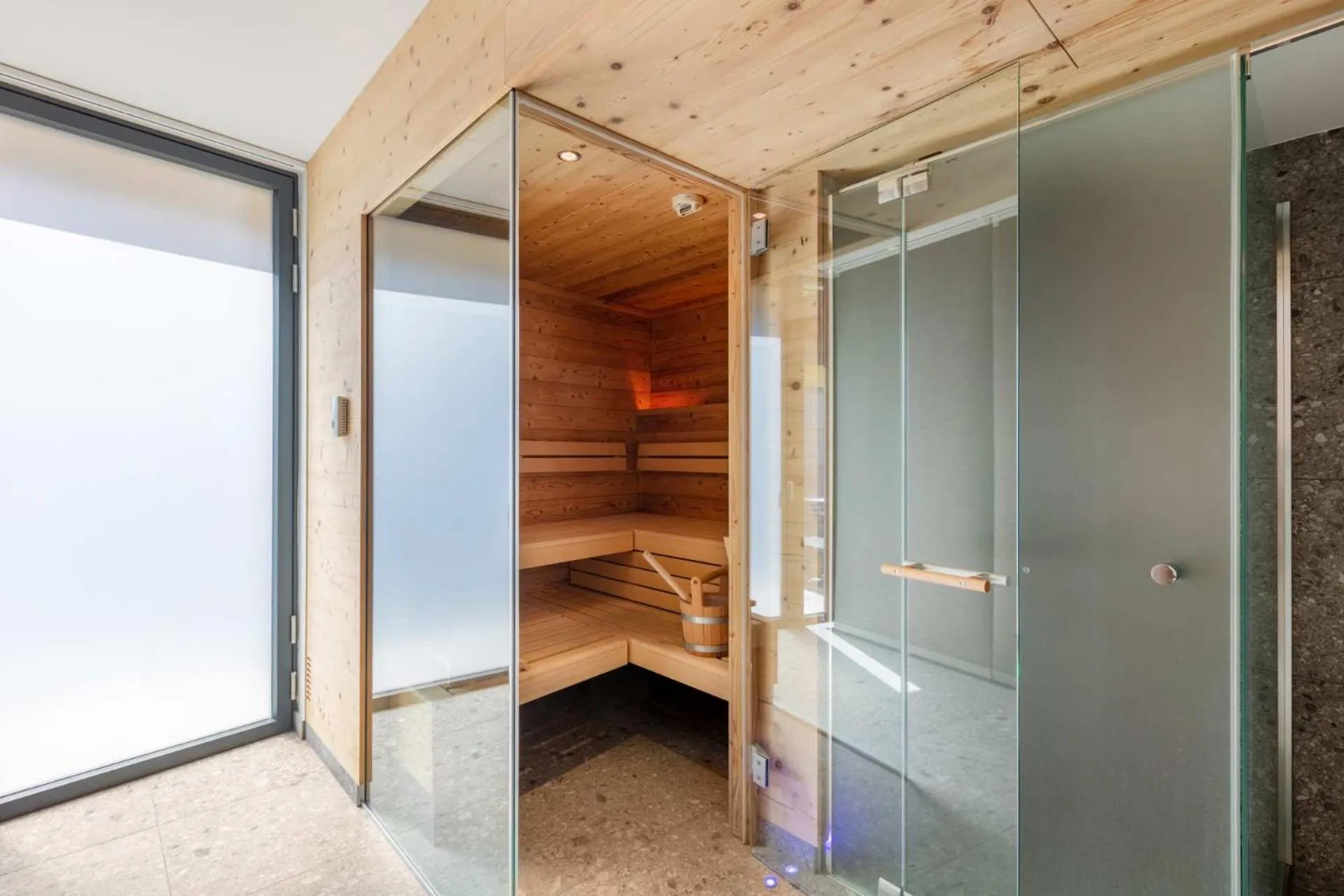 Sauna, Bed in Emma Deluxe Aparthotel aircondition in summer & ganzjährig beheizter Außenpool direkt beim Skibus