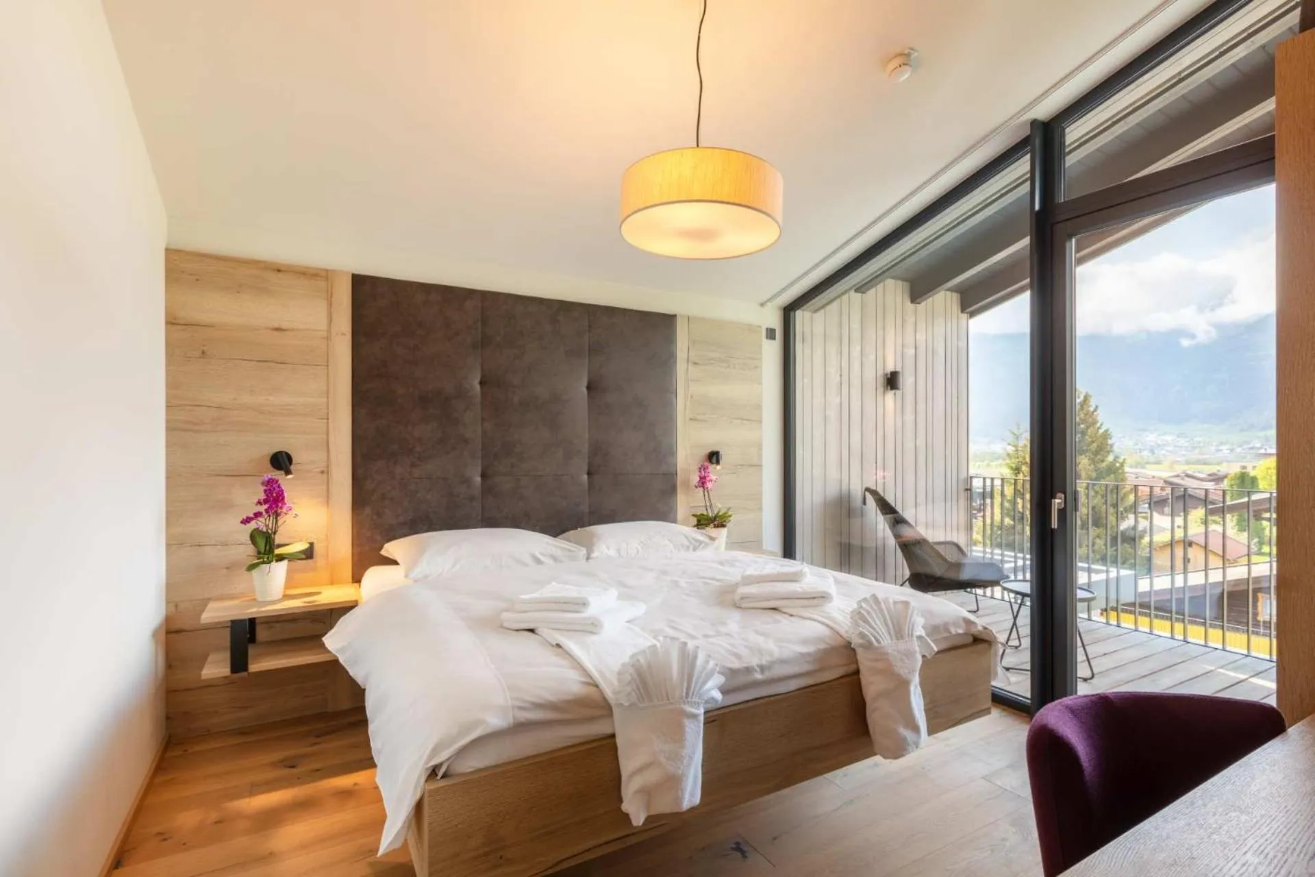 Photo of the whole room, Bed in Emma Deluxe Aparthotel aircondition in summer & ganzjährig beheizter Außenpool direkt beim Skibus