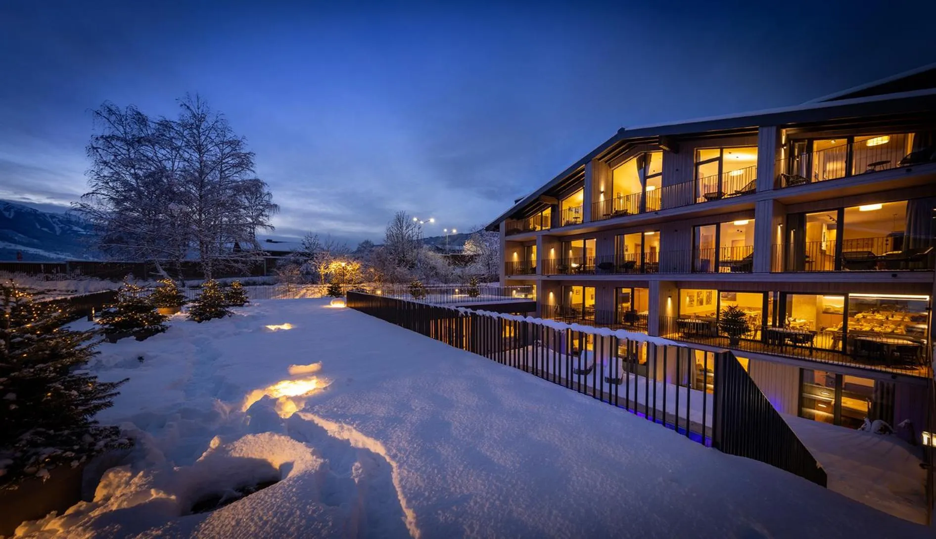 Property building in Emma Deluxe Aparthotel aircondition in summer & ganzjährig beheizter Außenpool direkt beim Skibus