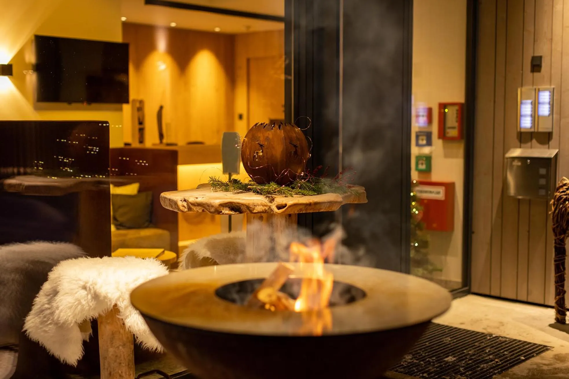 Property building in Emma Deluxe Aparthotel aircondition in summer & ganzjährig beheizter Außenpool direkt beim Skibus