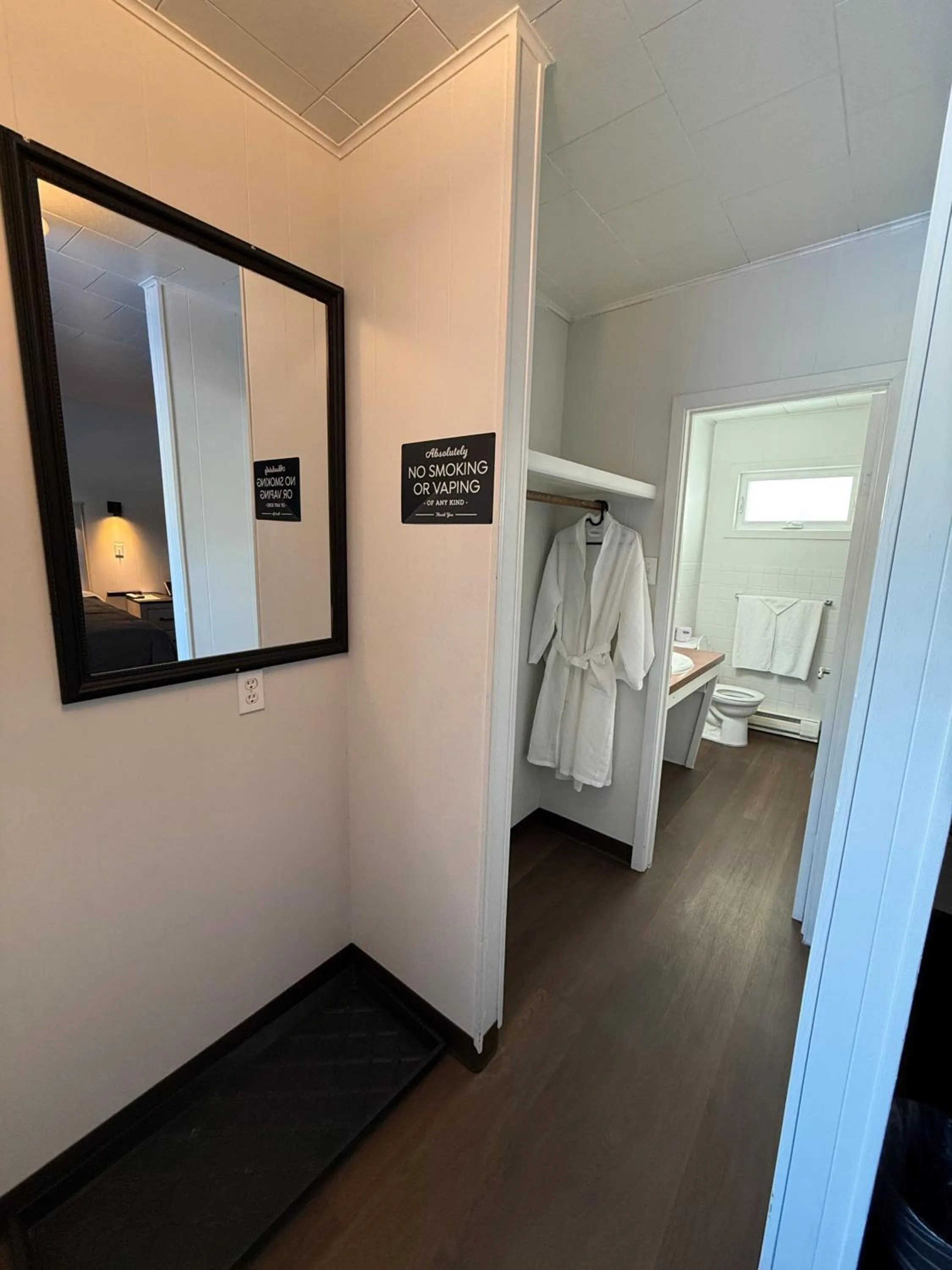 Bathroom, Bed in New Country Motel
