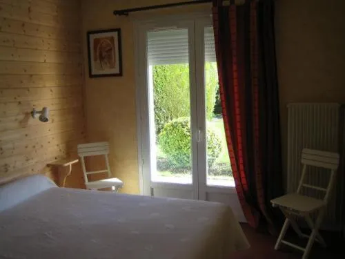 Photo of the whole room, Bed in Logis - Hôtel & restaurant Les Trois Fontaines