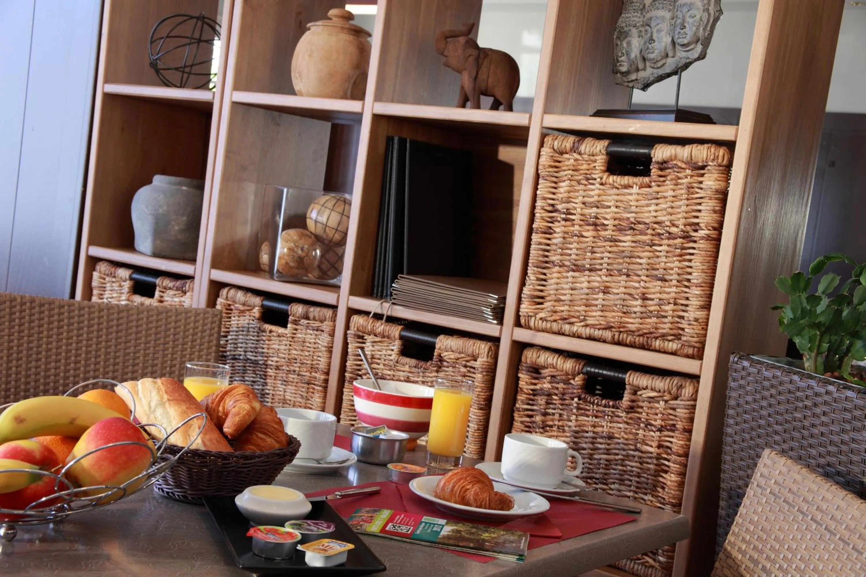 Breakfast in Logis - Hôtel & restaurant Les Trois Fontaines