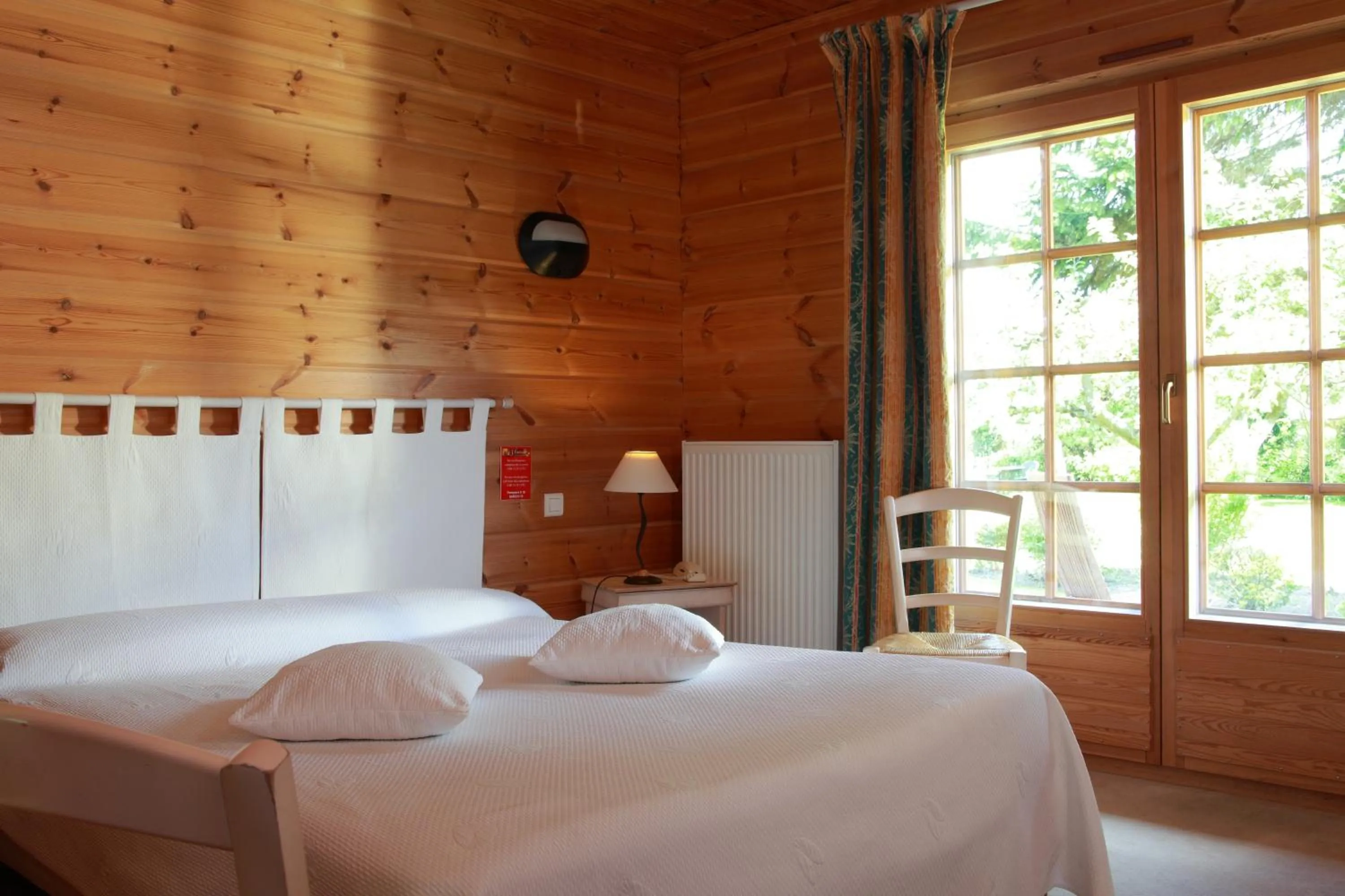 Bed in Logis - Hôtel & restaurant Les Trois Fontaines