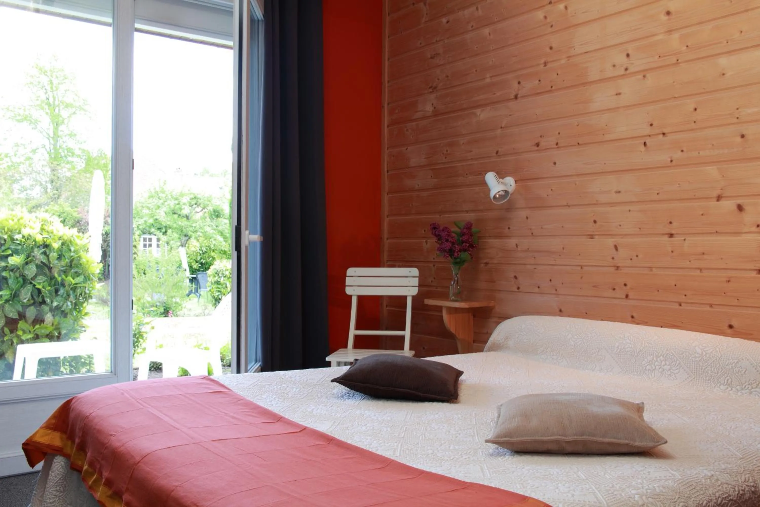 Bed in Logis - Hôtel & restaurant Les Trois Fontaines