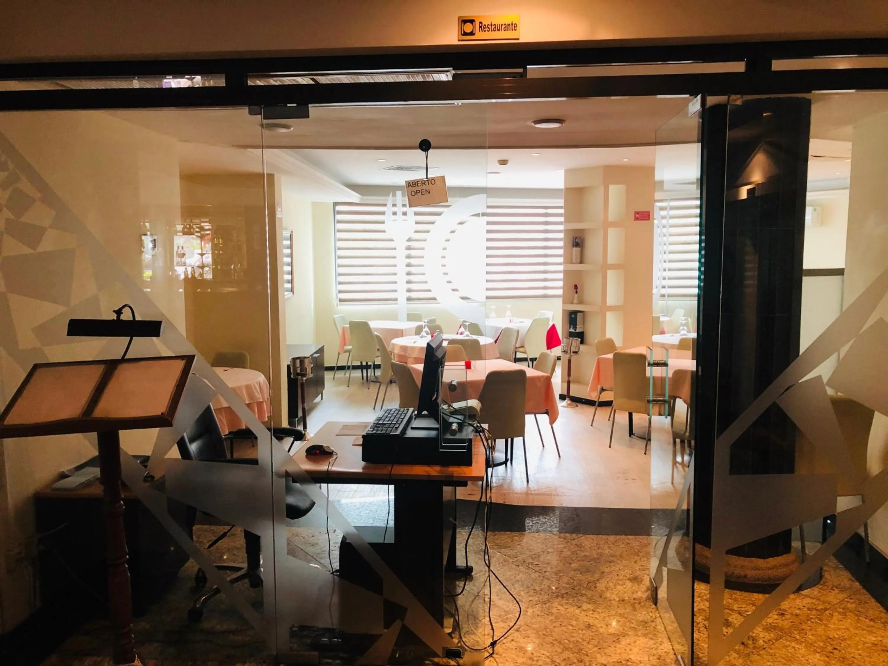 Restaurant/places to eat in Golden Park Hotel