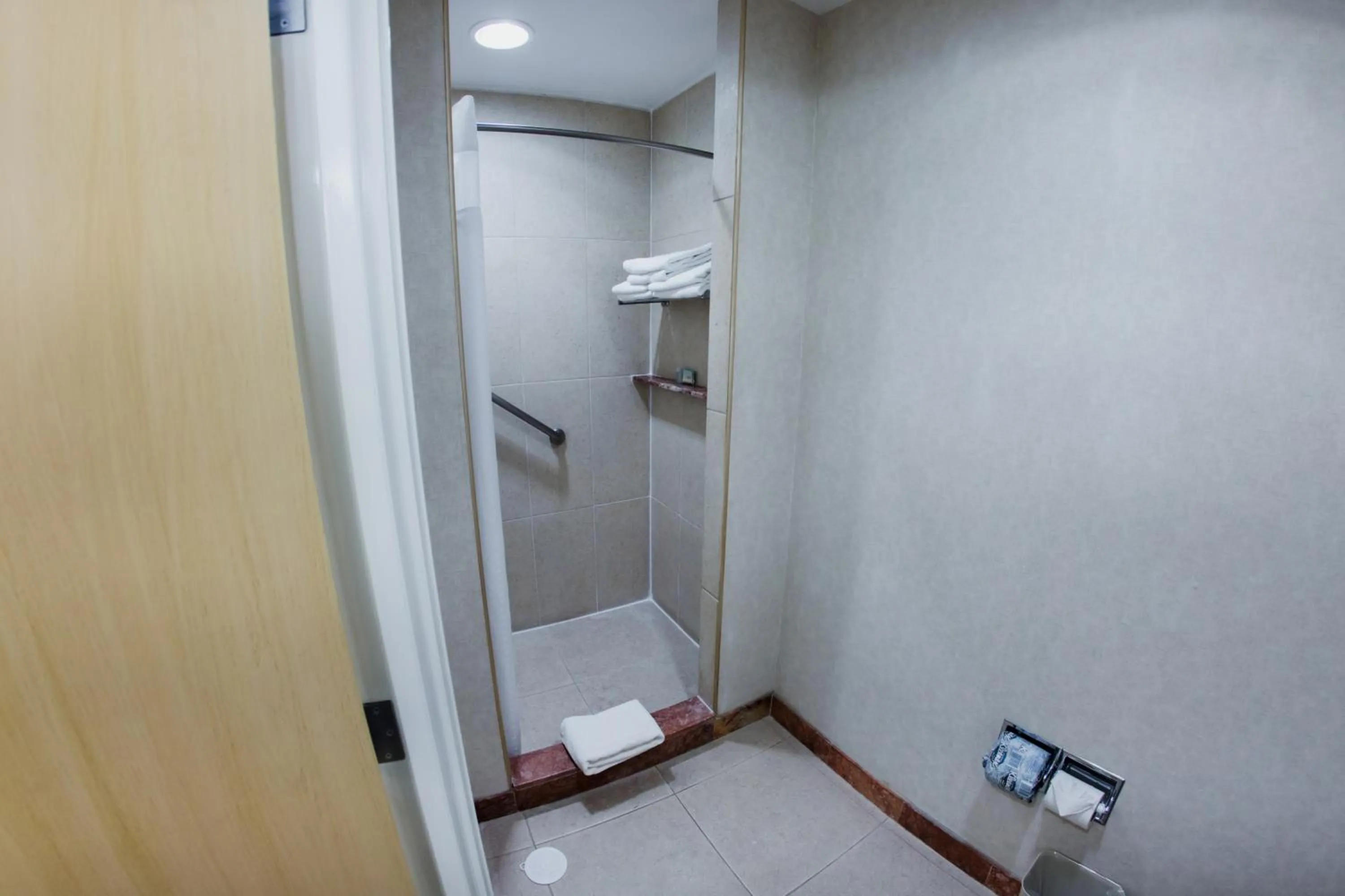 Shower in Excellence Express & Suites