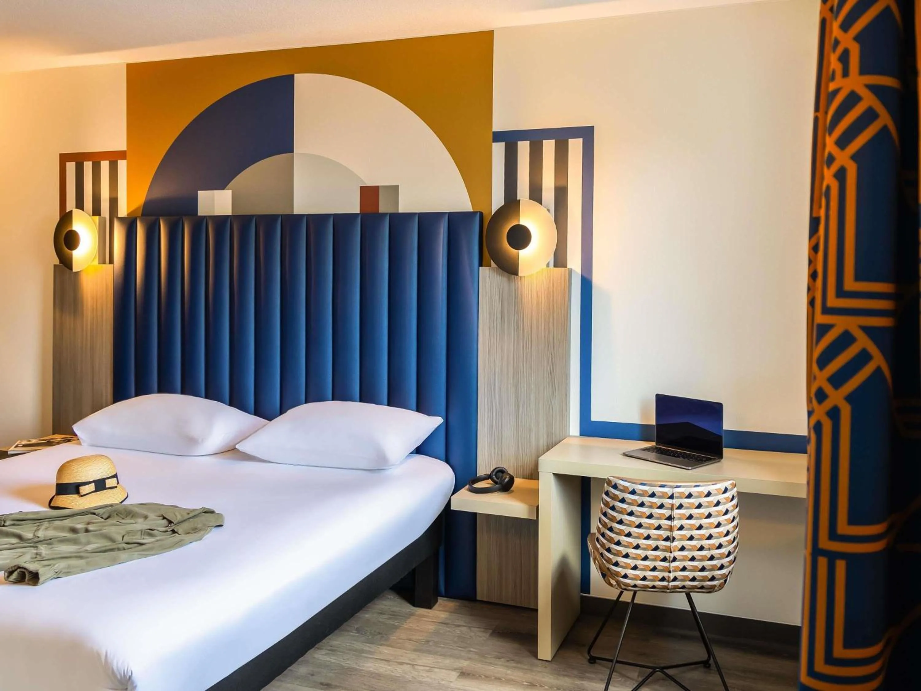 Bedroom, Bed in ibis Styles Saint-Quentin