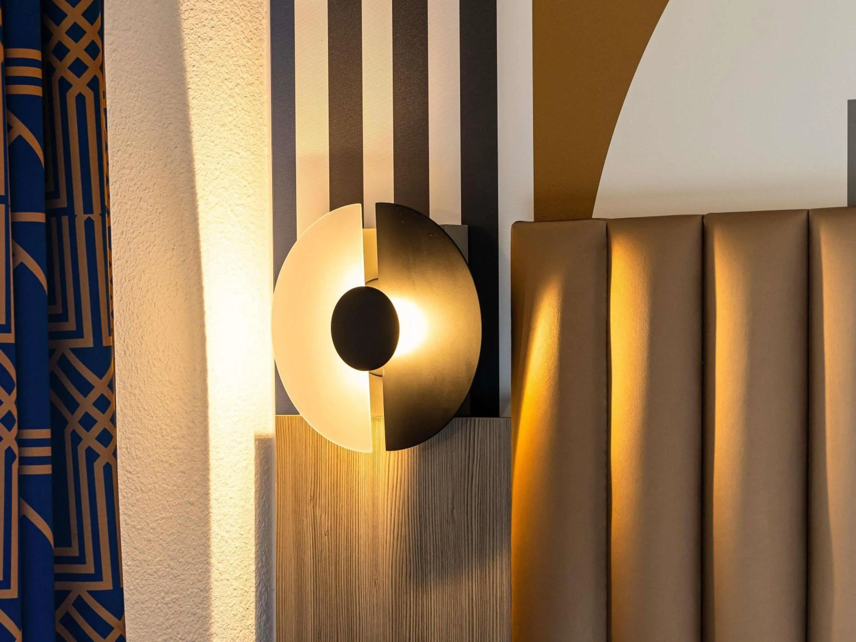 Bedroom in ibis Styles Saint-Quentin