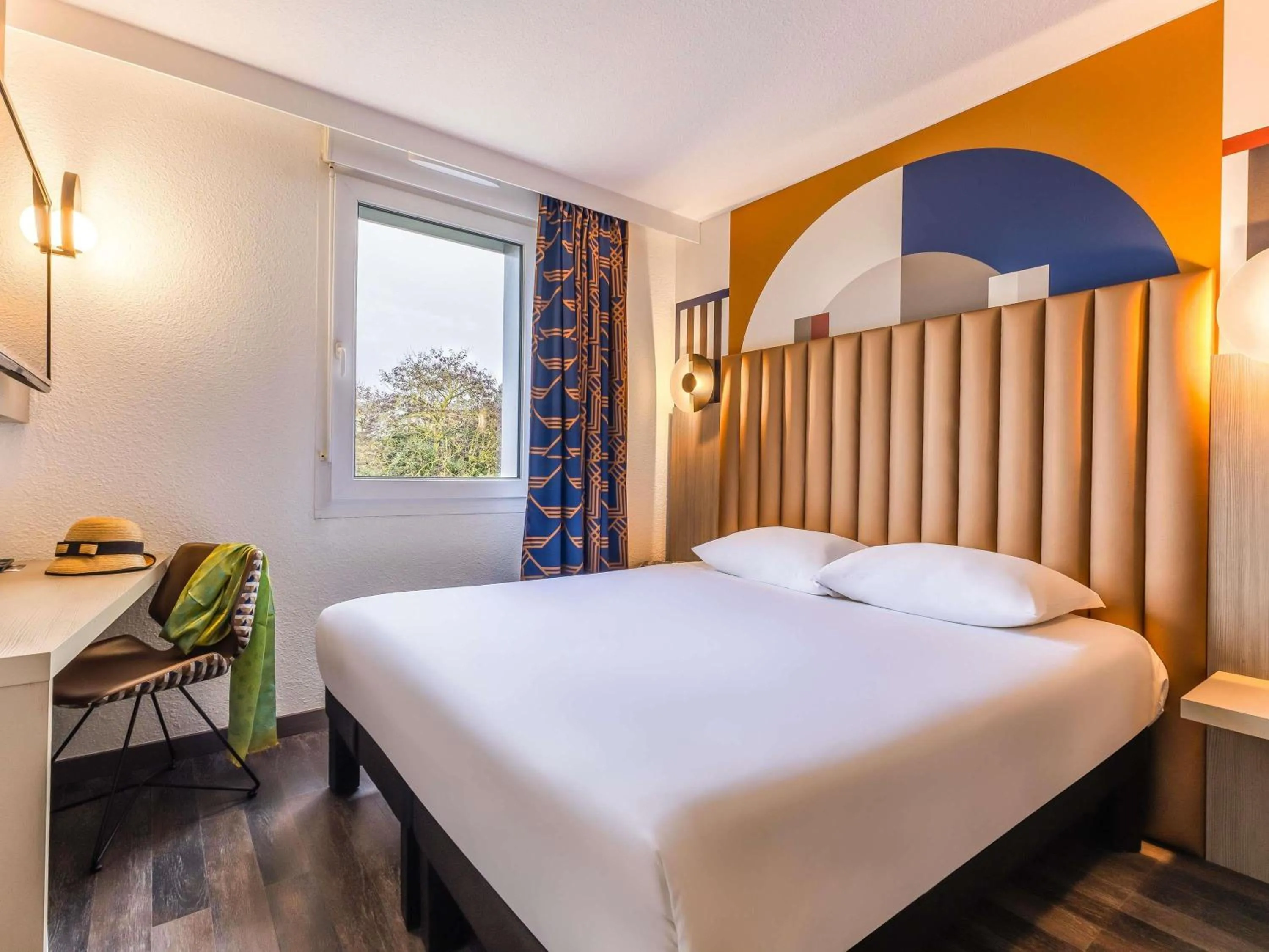 Bedroom, Bed in ibis Styles Saint-Quentin