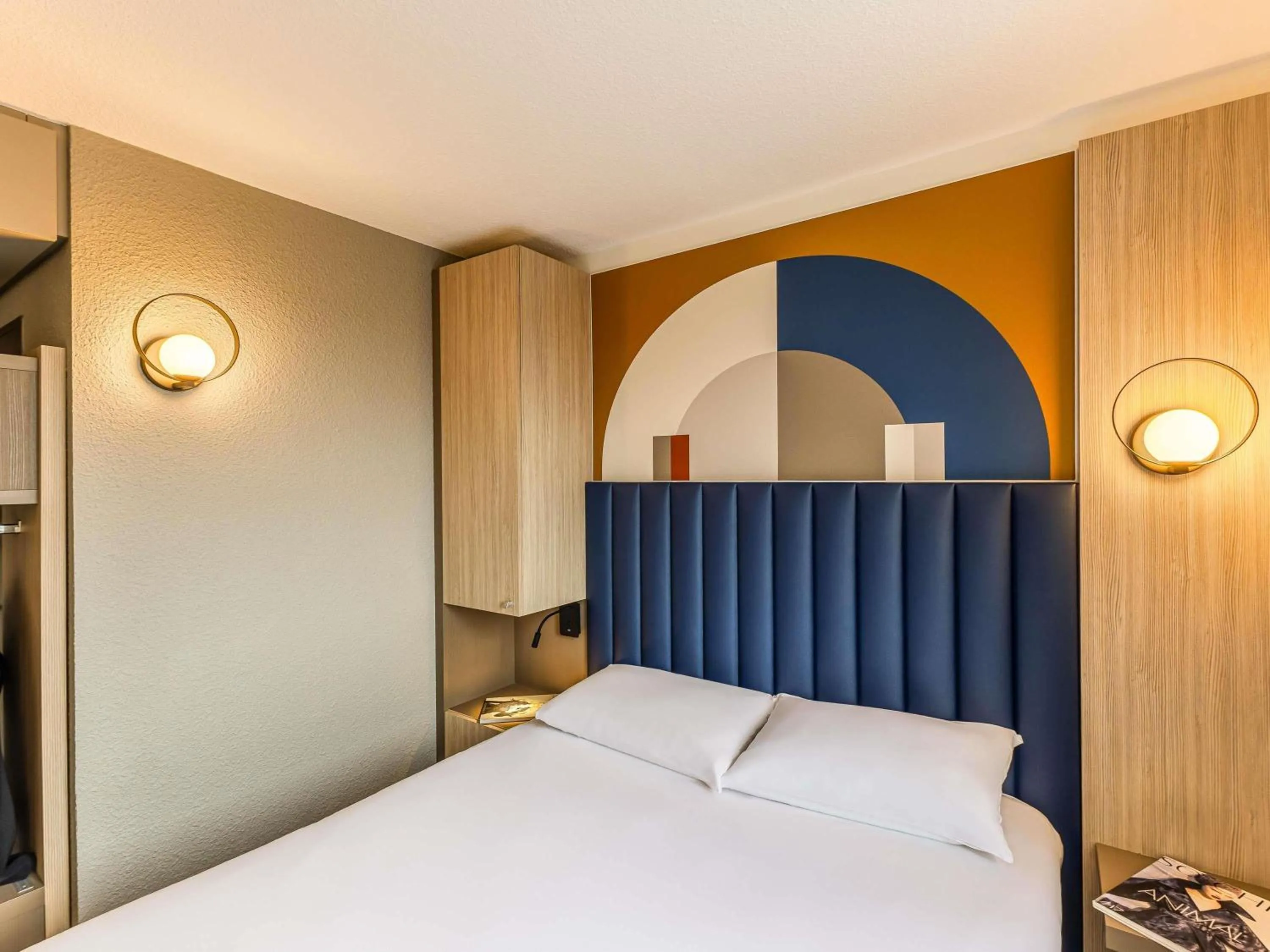 Bedroom, Bed in ibis Styles Saint-Quentin
