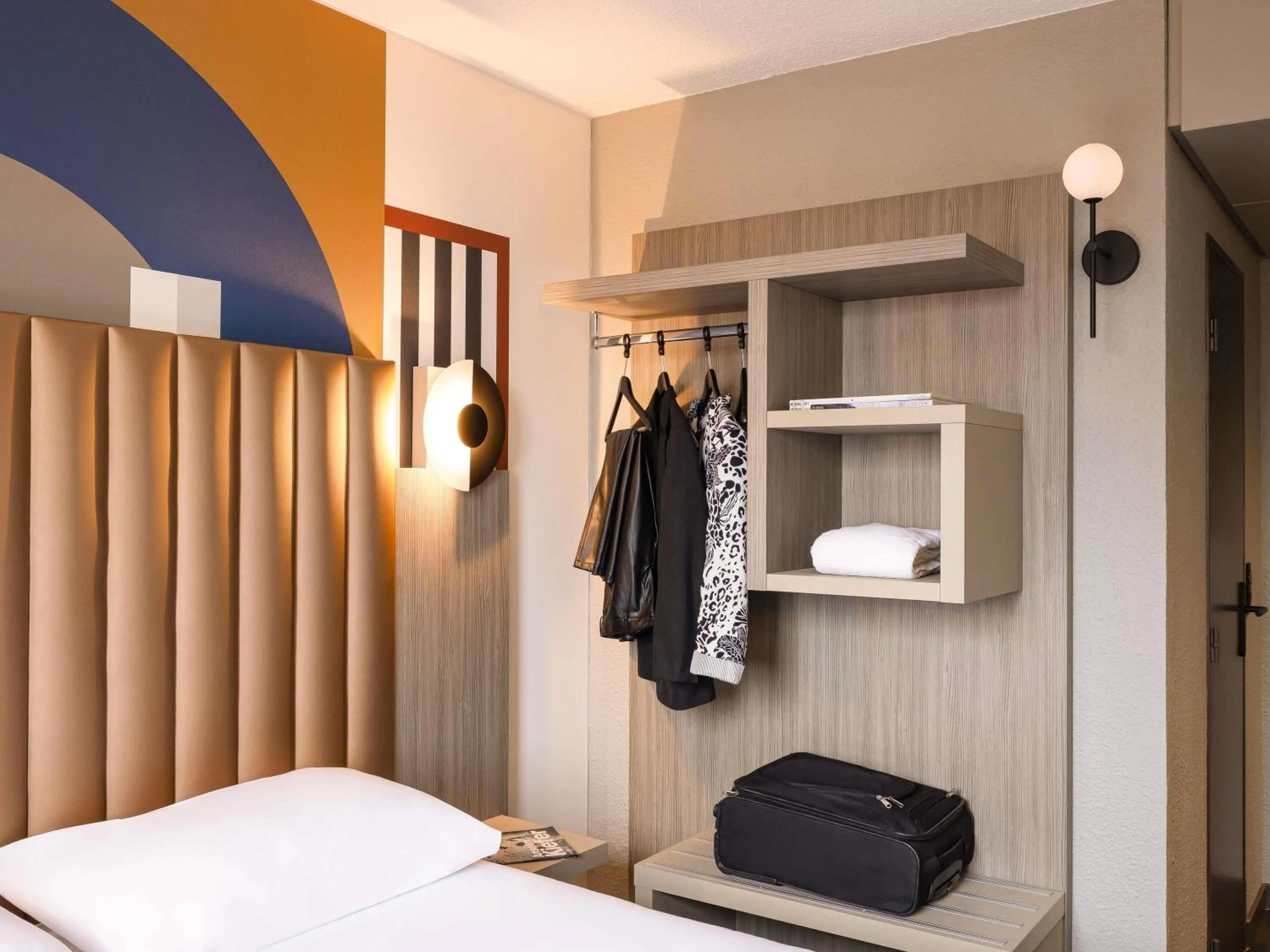 Bedroom, Bed in ibis Styles Saint-Quentin