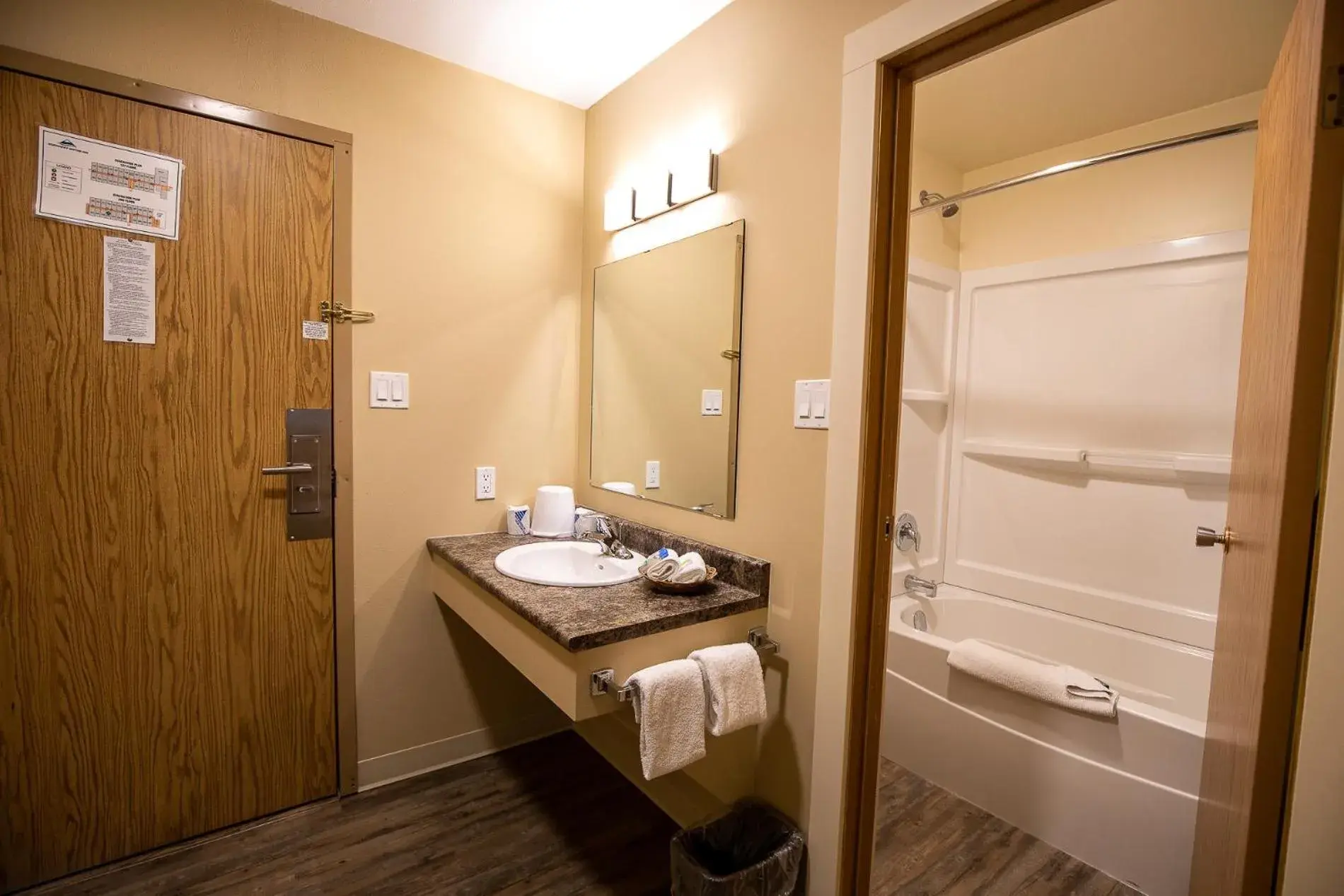 Queen Room with Two Queen Beds - single occupancy in Northway Motor Inn Queen Room with Two Queen Beds - single occupancy in Northway Motor Inn