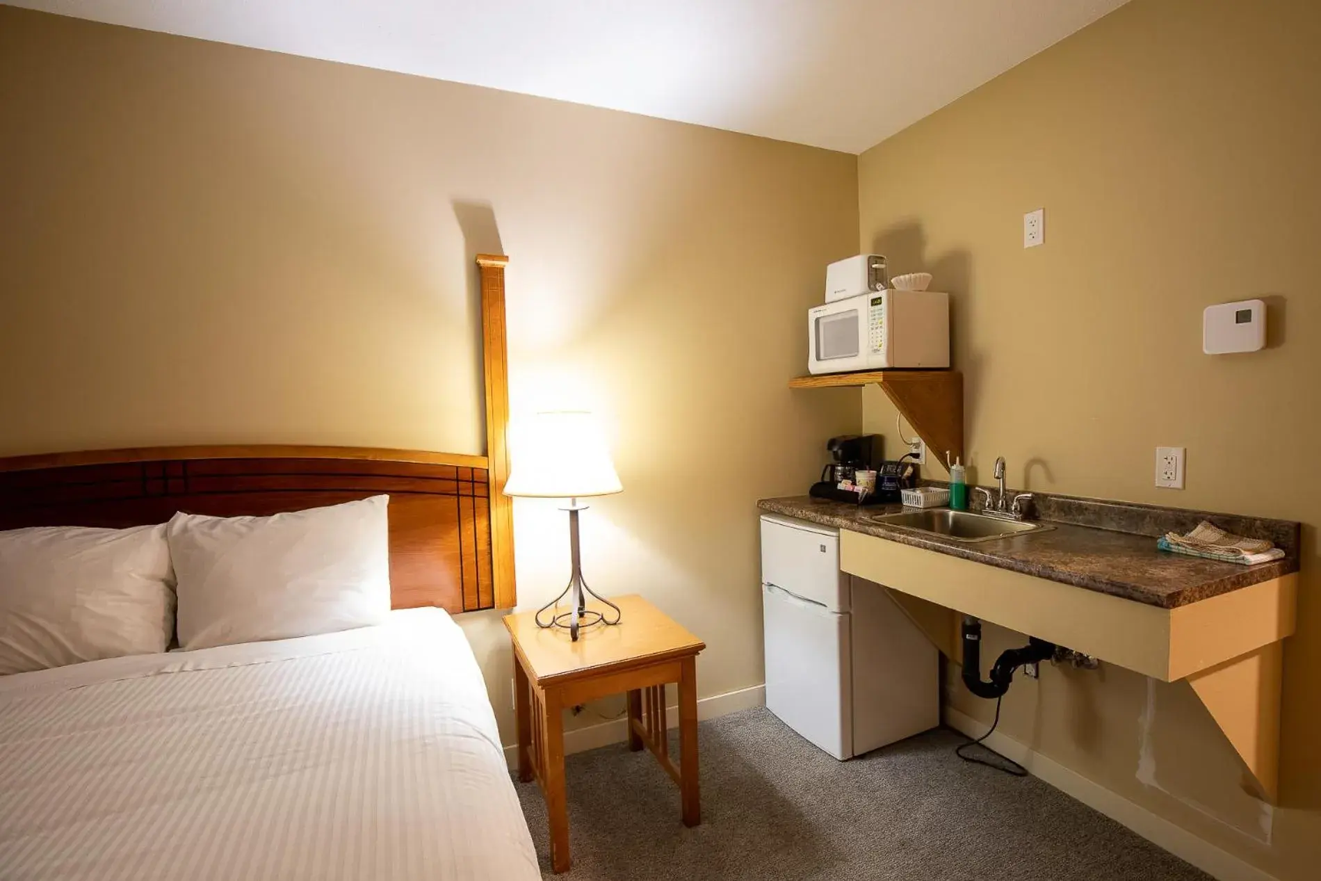 Queen Room - single occupancy in Northway Motor Inn Queen Room - single occupancy in Northway Motor Inn