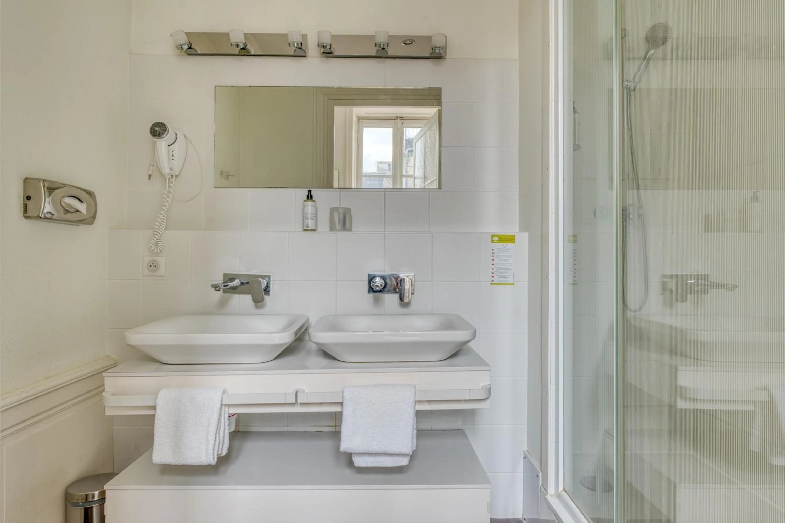 Shower in Hôtel François 1er