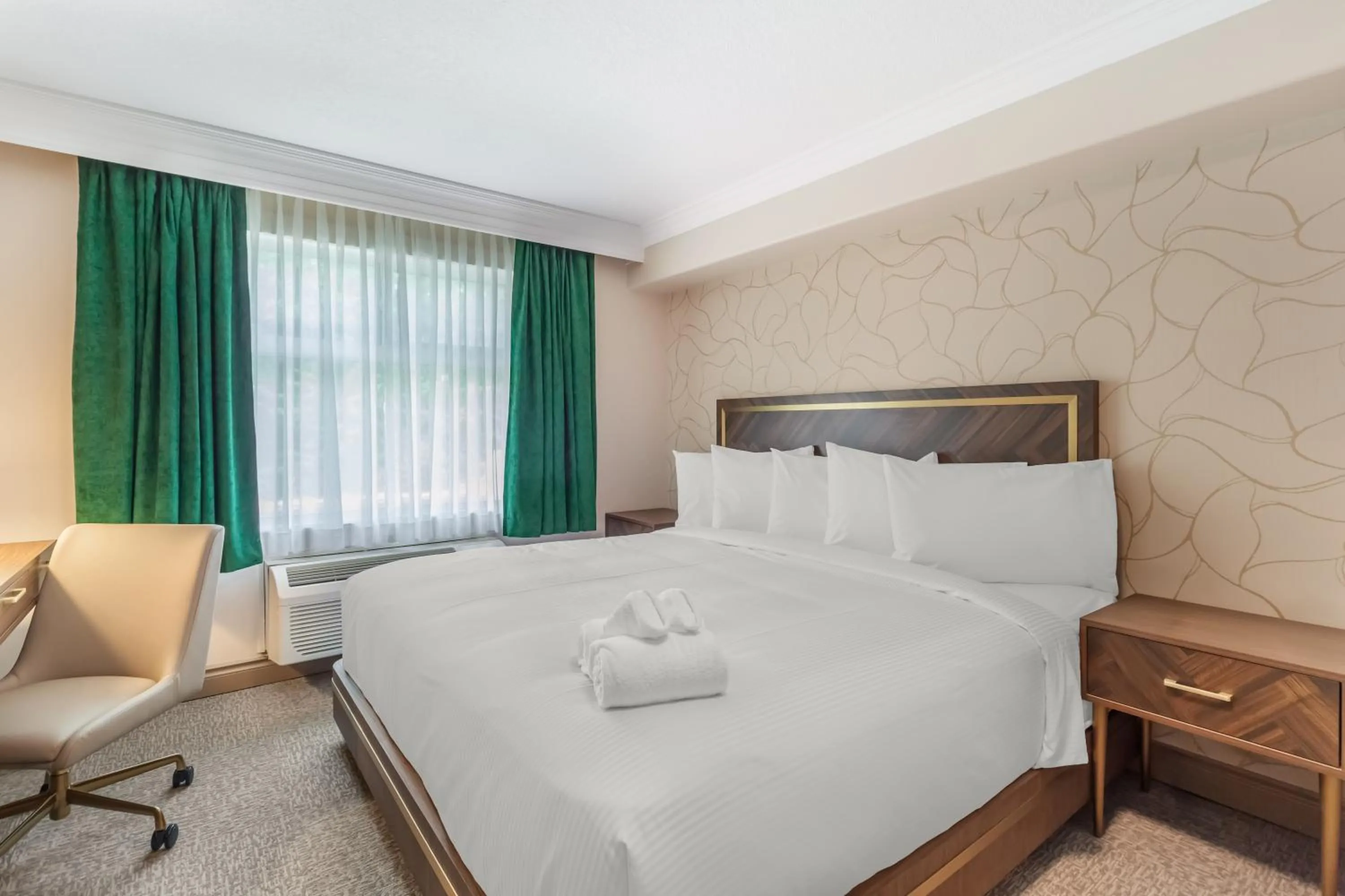 Bed in Velora Hinton, an Ascend Collection Hotel