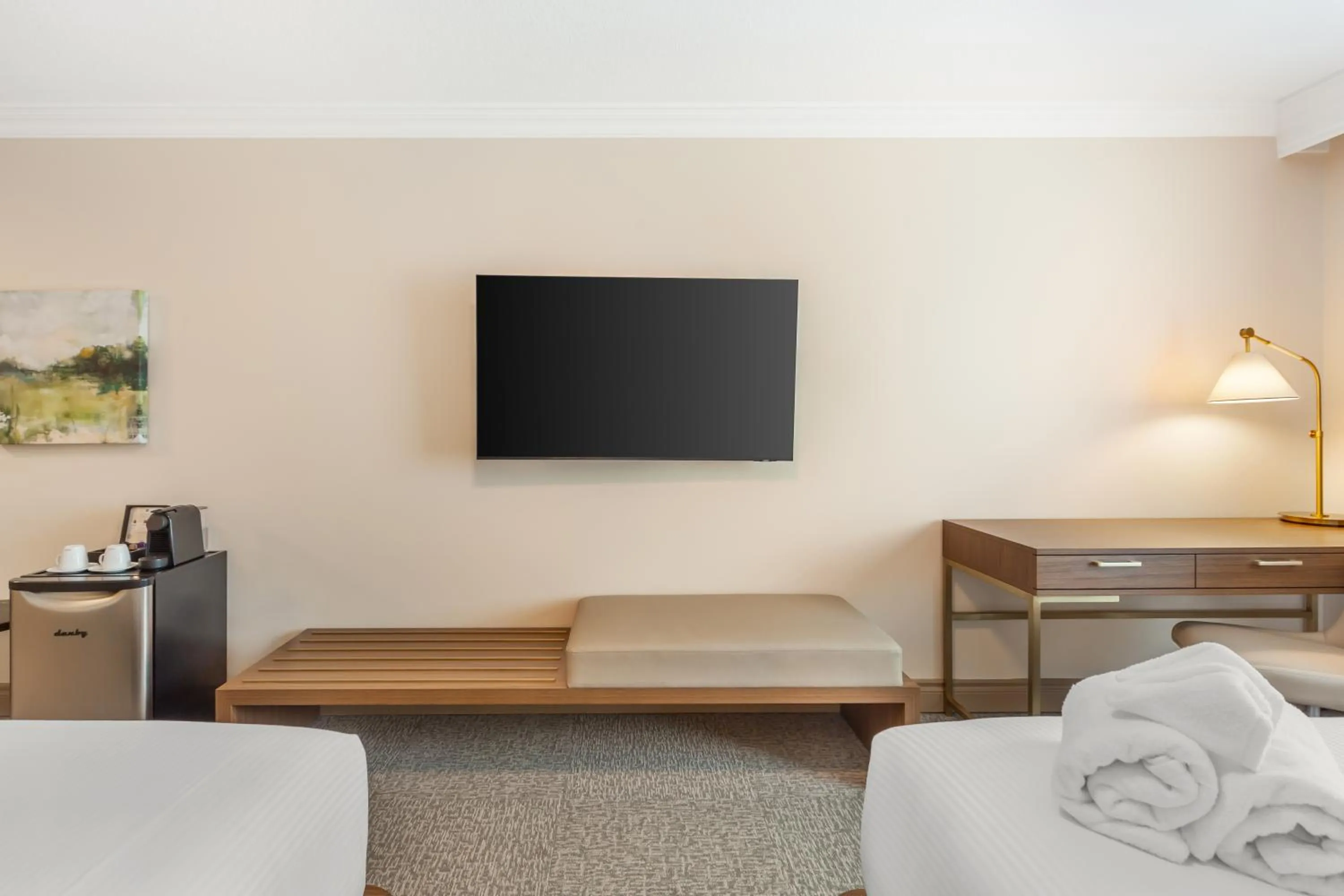 Living room, Bed in Velora Hinton, an Ascend Collection Hotel