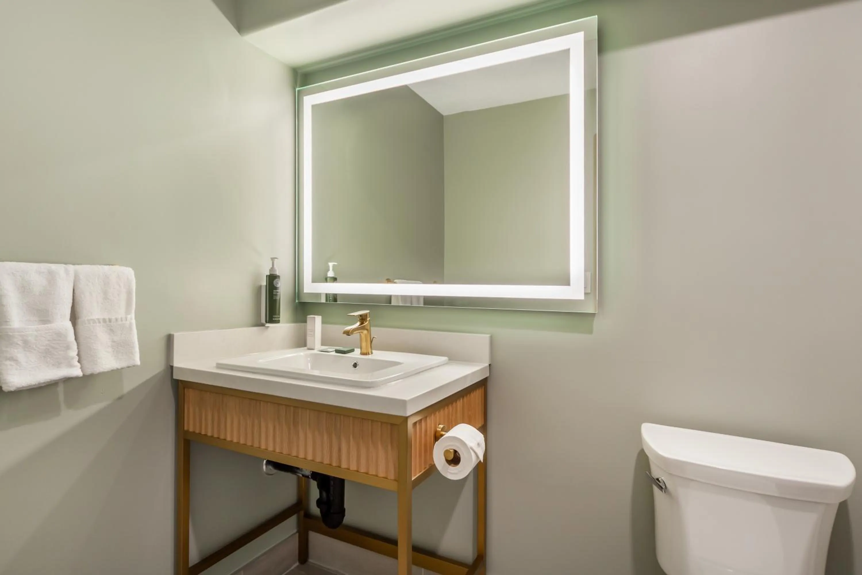 Bathroom in Velora Hinton, an Ascend Collection Hotel