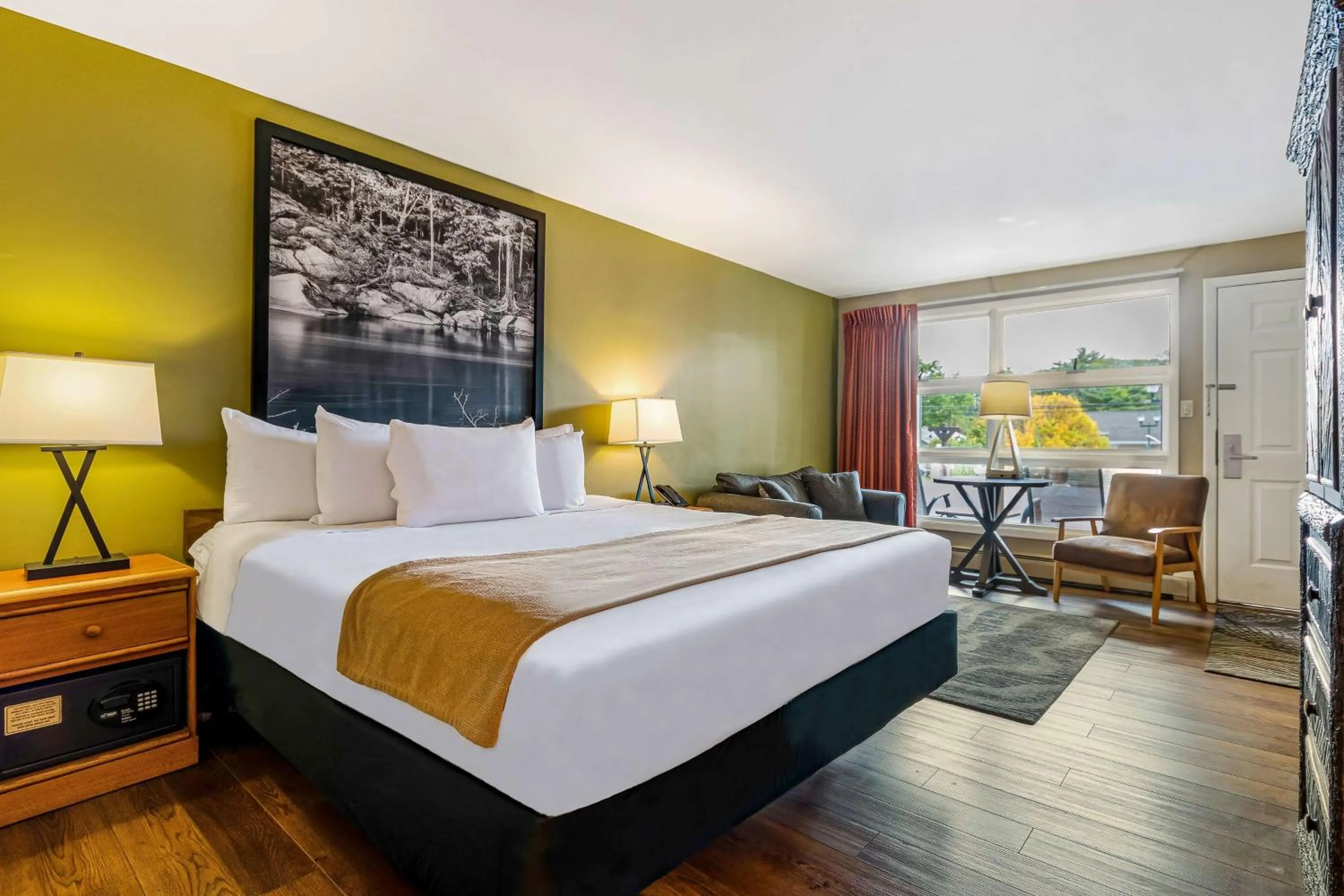 Photo of the whole room, Bed in Super 8 by Wyndham Lake George/Downtown