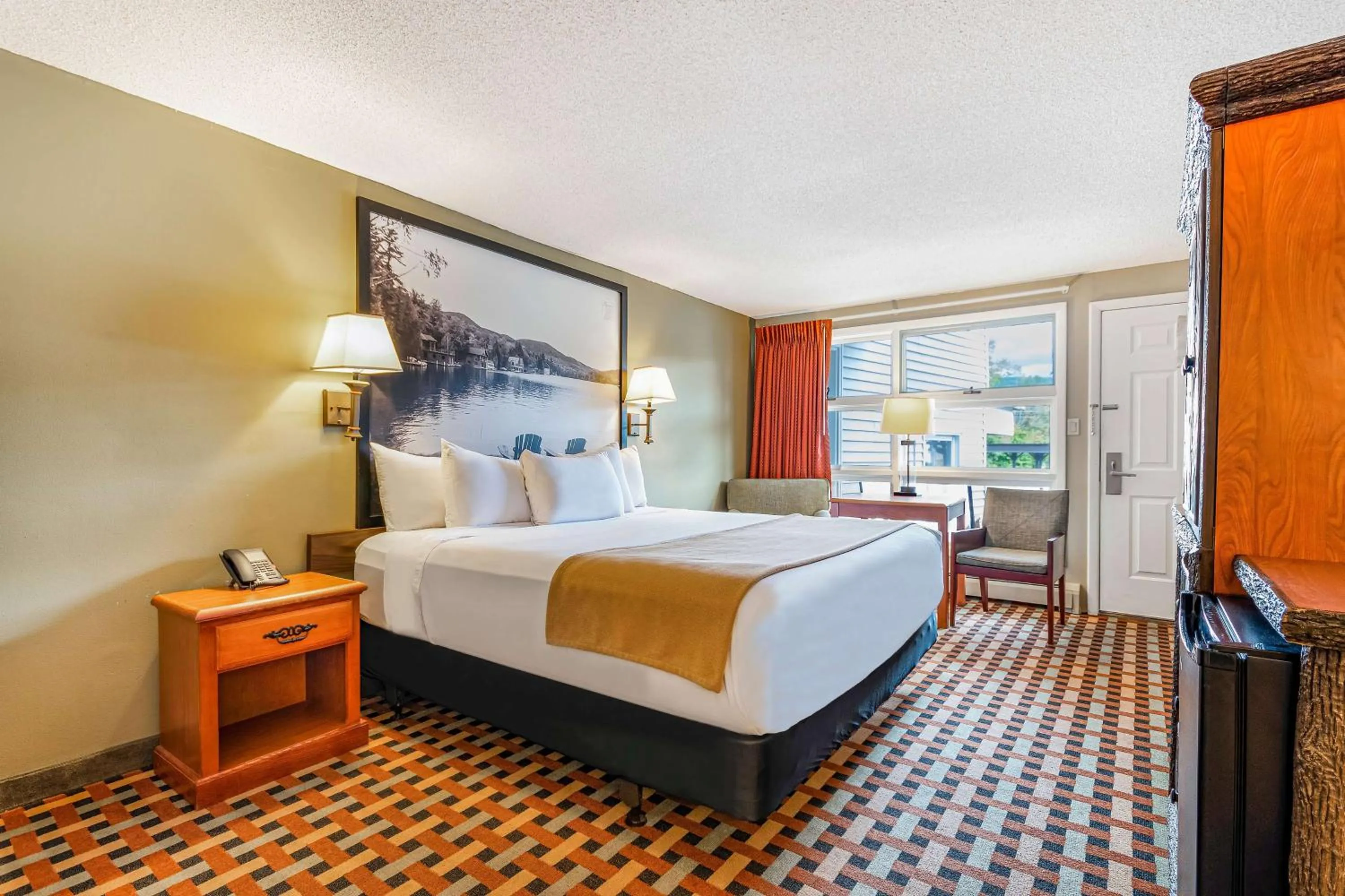 Photo of the whole room, Bed in Super 8 by Wyndham Lake George/Downtown