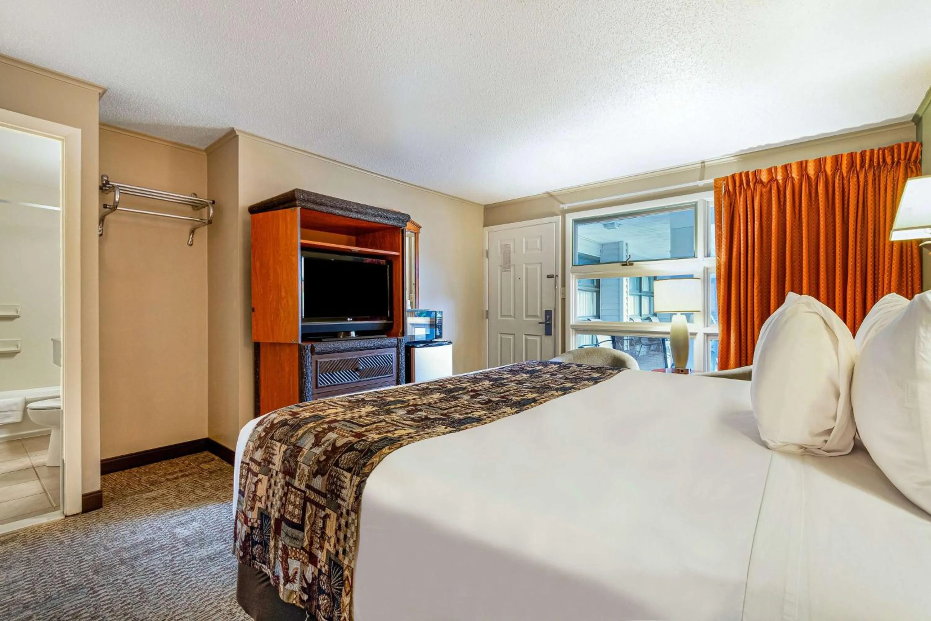 Photo of the whole room, Bed in Super 8 by Wyndham Lake George/Downtown