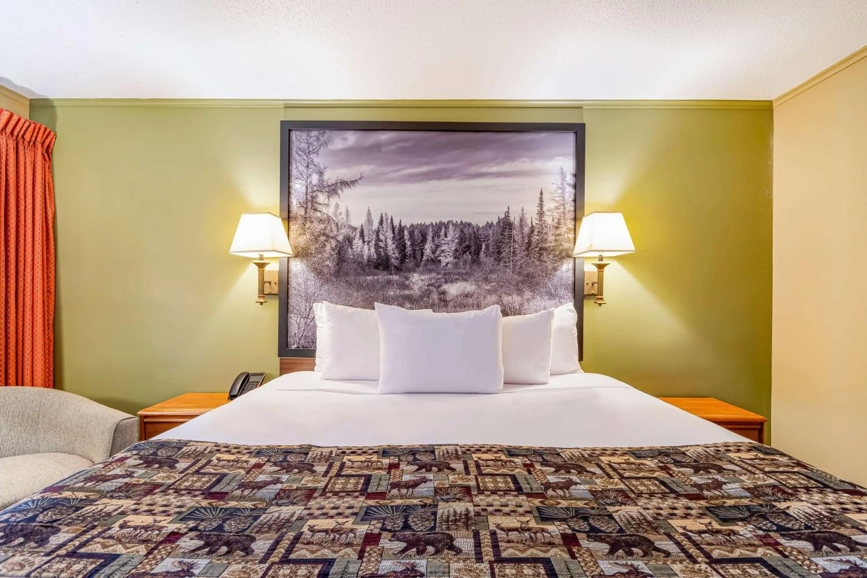 Photo of the whole room, Bed in Super 8 by Wyndham Lake George/Downtown