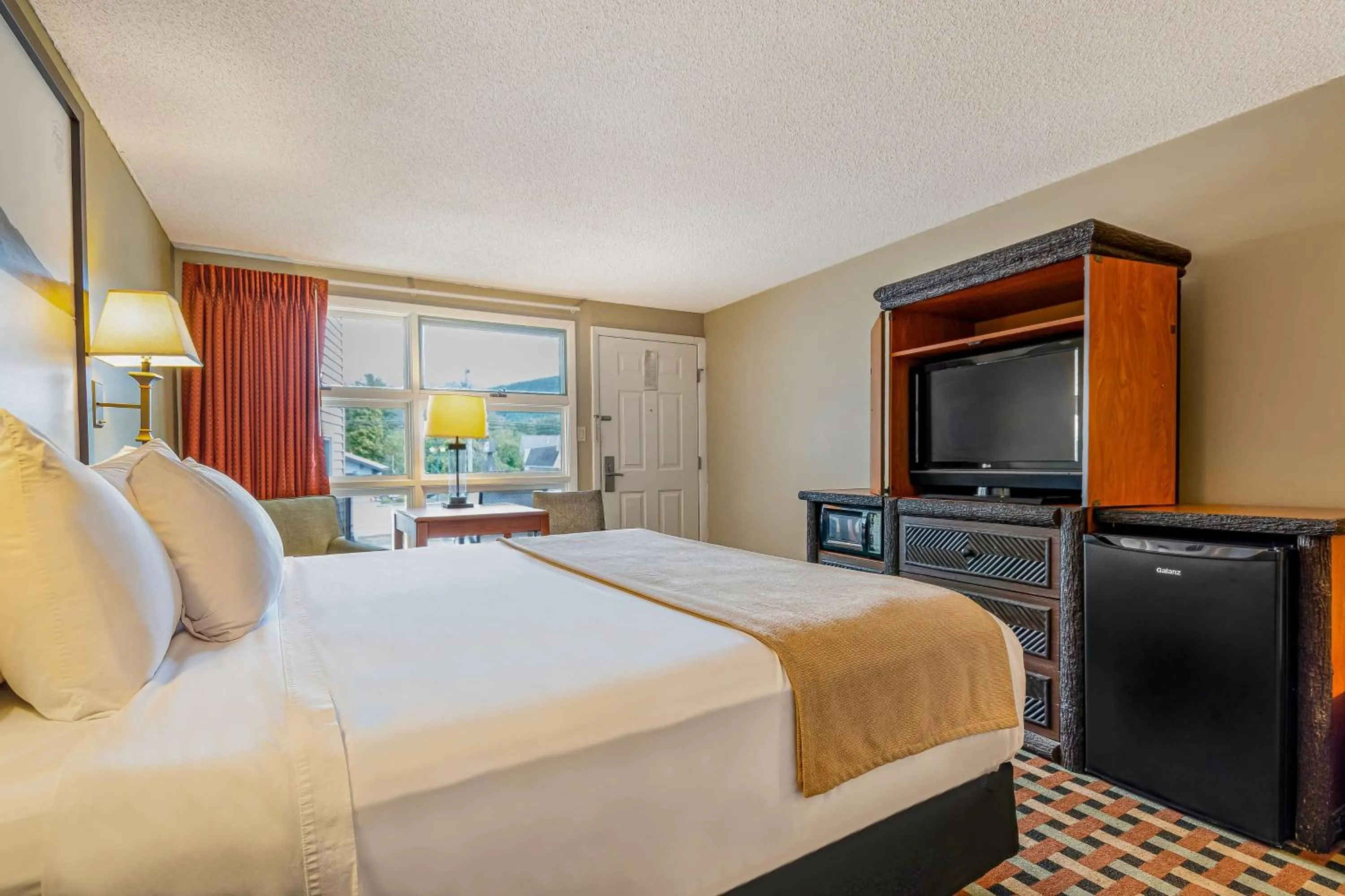 Photo of the whole room, Bed in Super 8 by Wyndham Lake George/Downtown