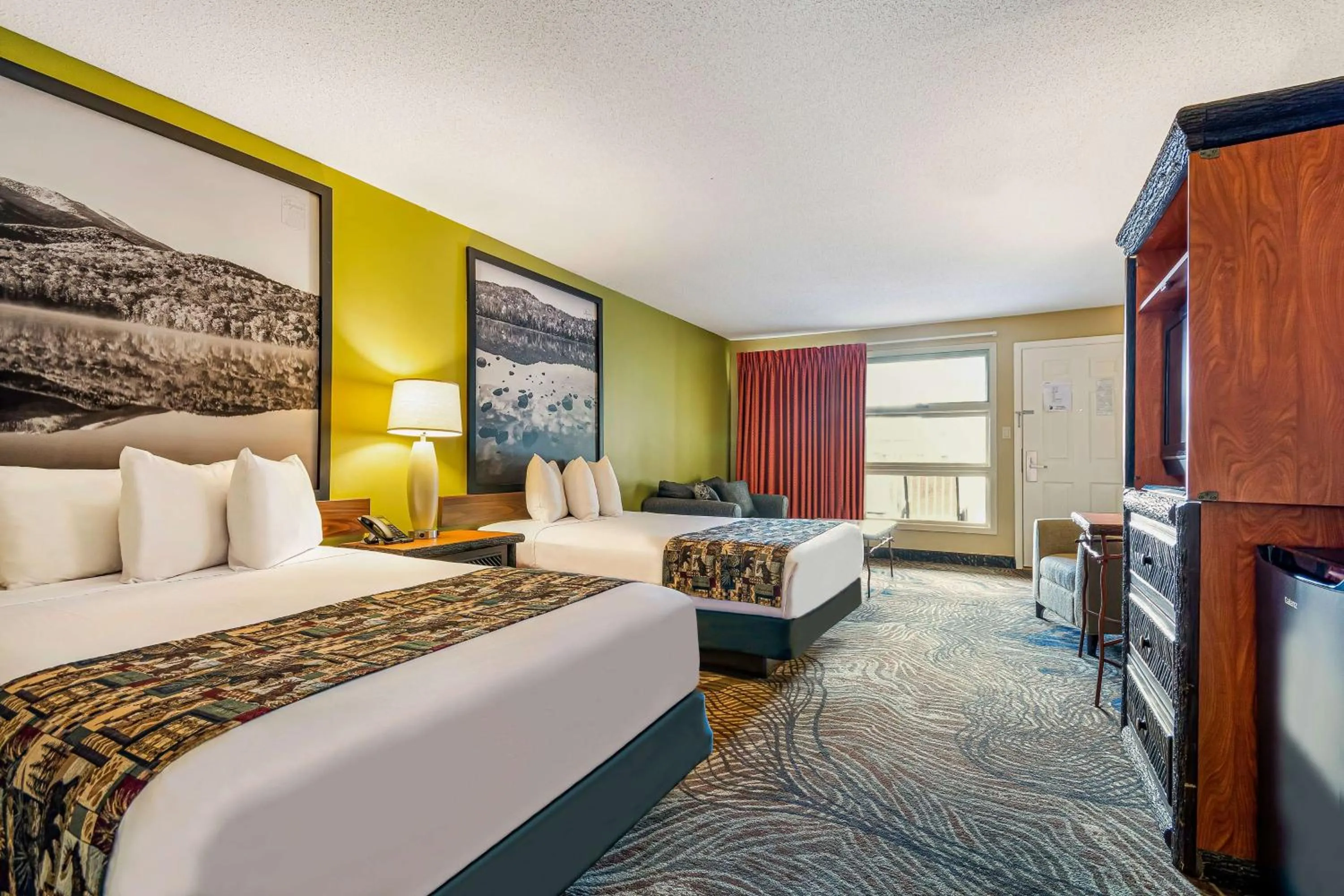 Photo of the whole room, Bed in Super 8 by Wyndham Lake George/Downtown