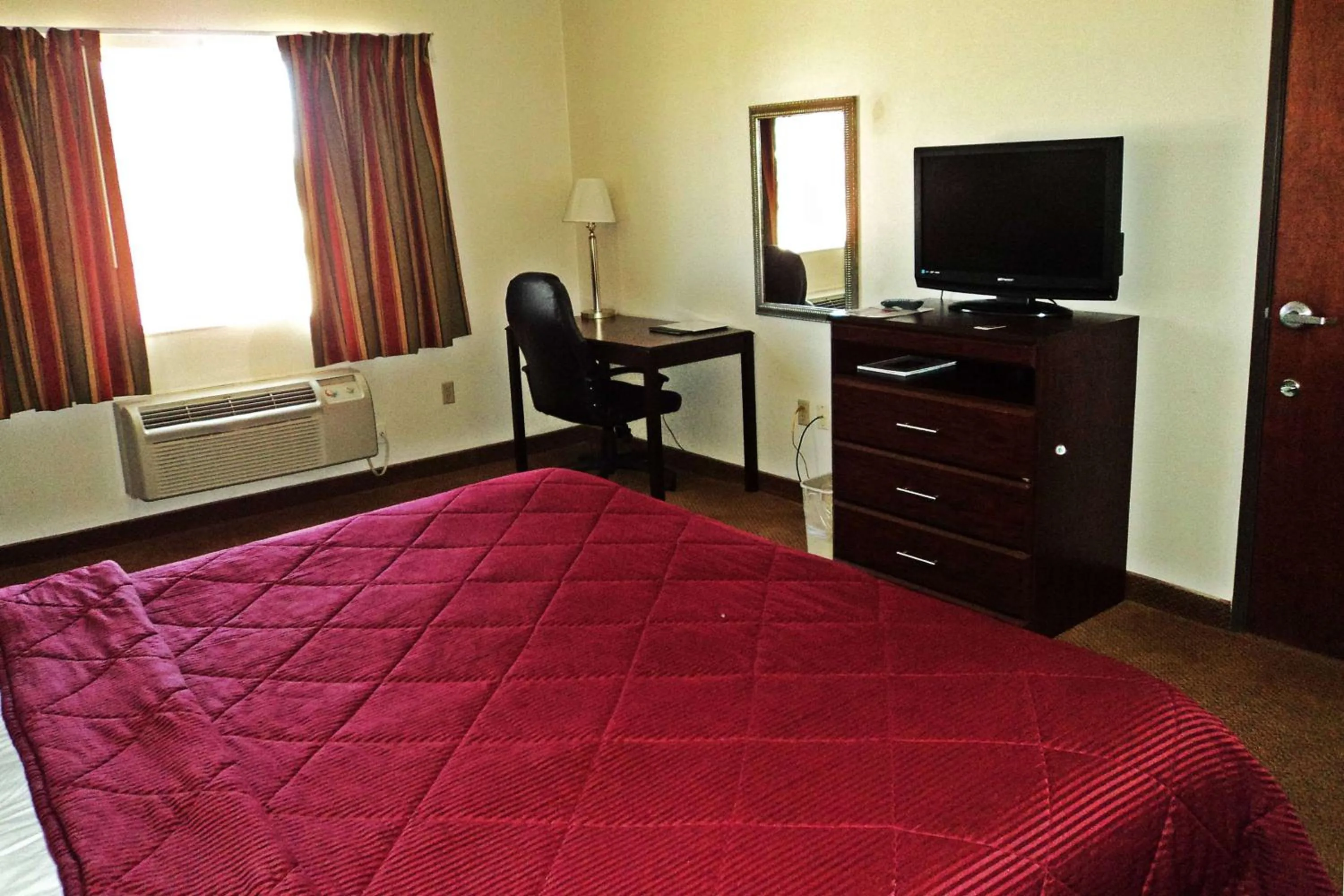 Photo of the whole room, Bed in Travelodge by Wyndham Carlsbad NM