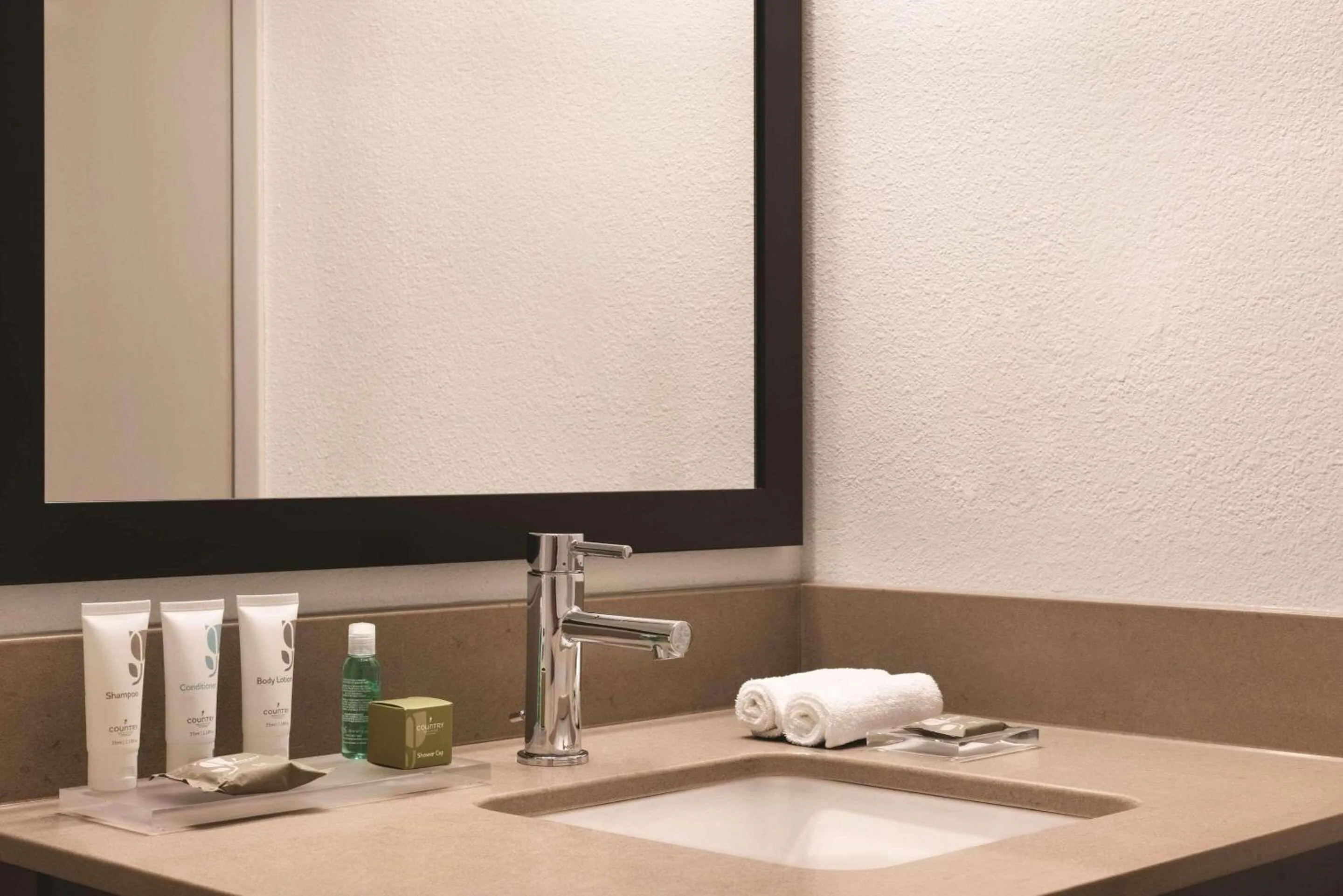 Bedroom in Country Inn & Suites by Radisson, Northfield, MN