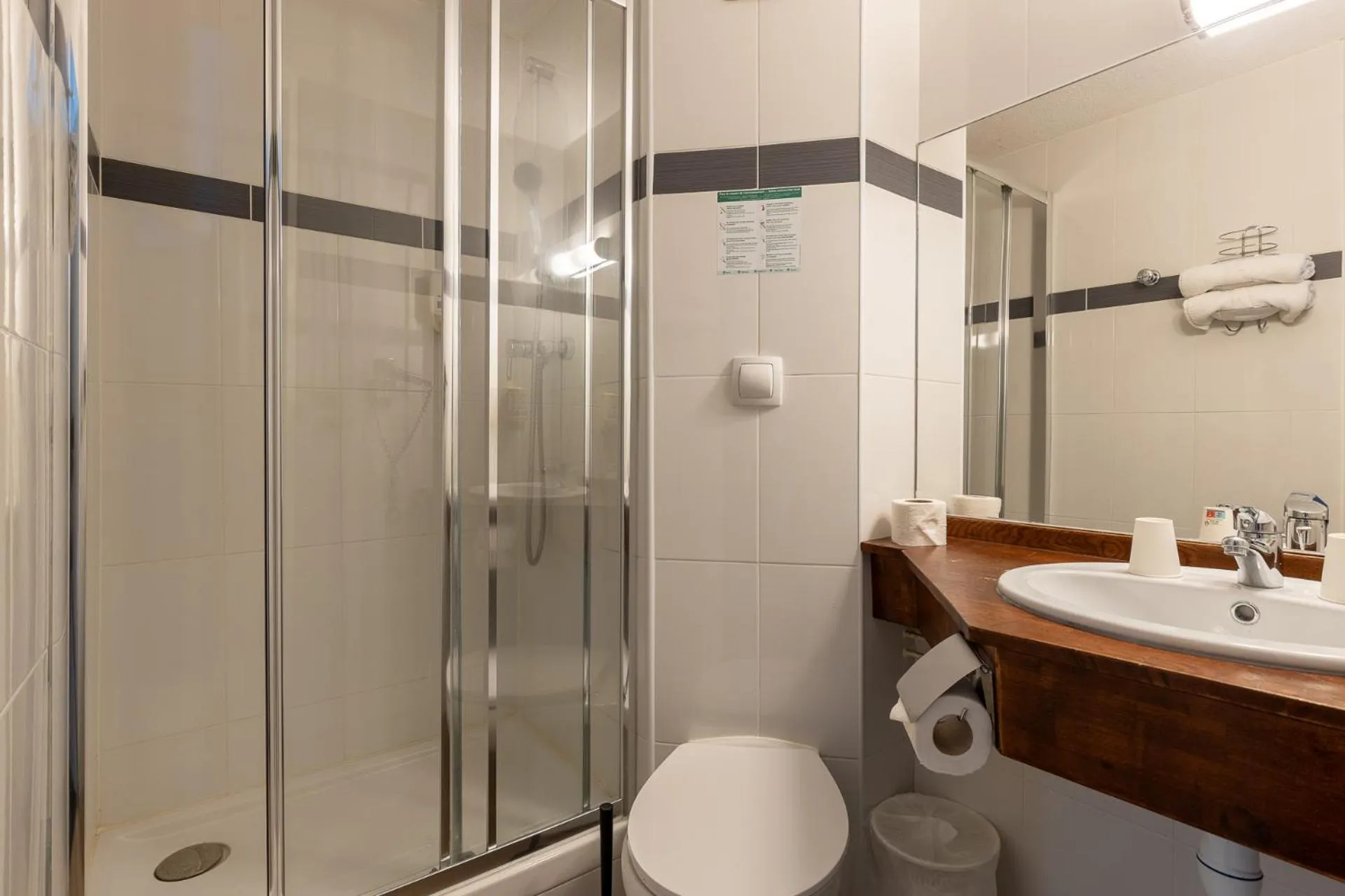 Bathroom in HÔTEL ÉDEN - Metz Nord - Woippy - Porte du Luxembourg - A31