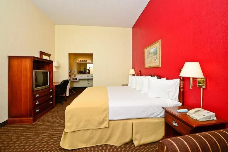 Photo of the whole room in Manchester Heritage Inn & Suites
