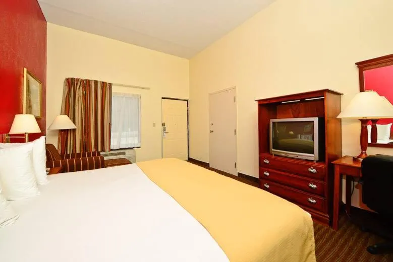 Photo of the whole room in Manchester Heritage Inn & Suites