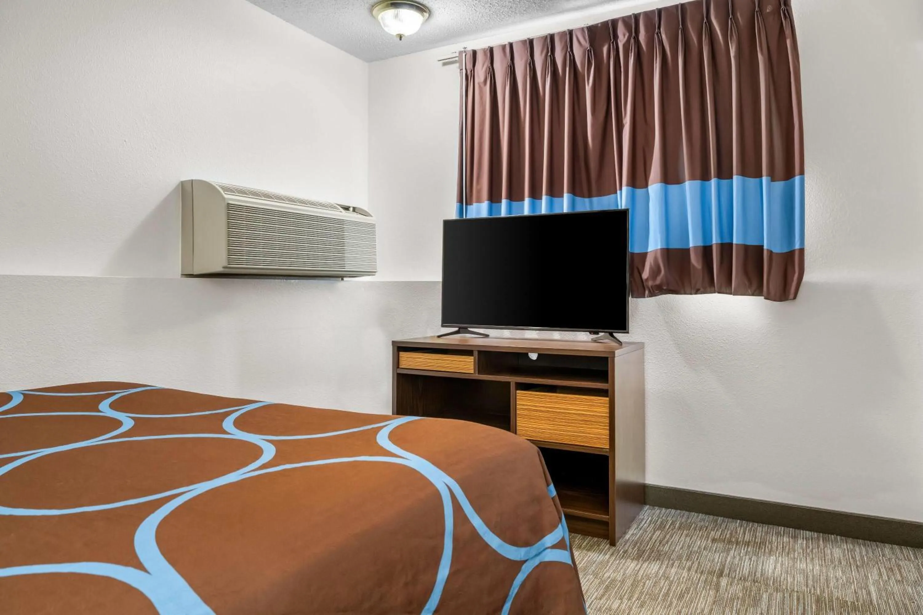 Photo of the whole room, Bed in Super 8 by Wyndham Custer/Crazy Horse Area